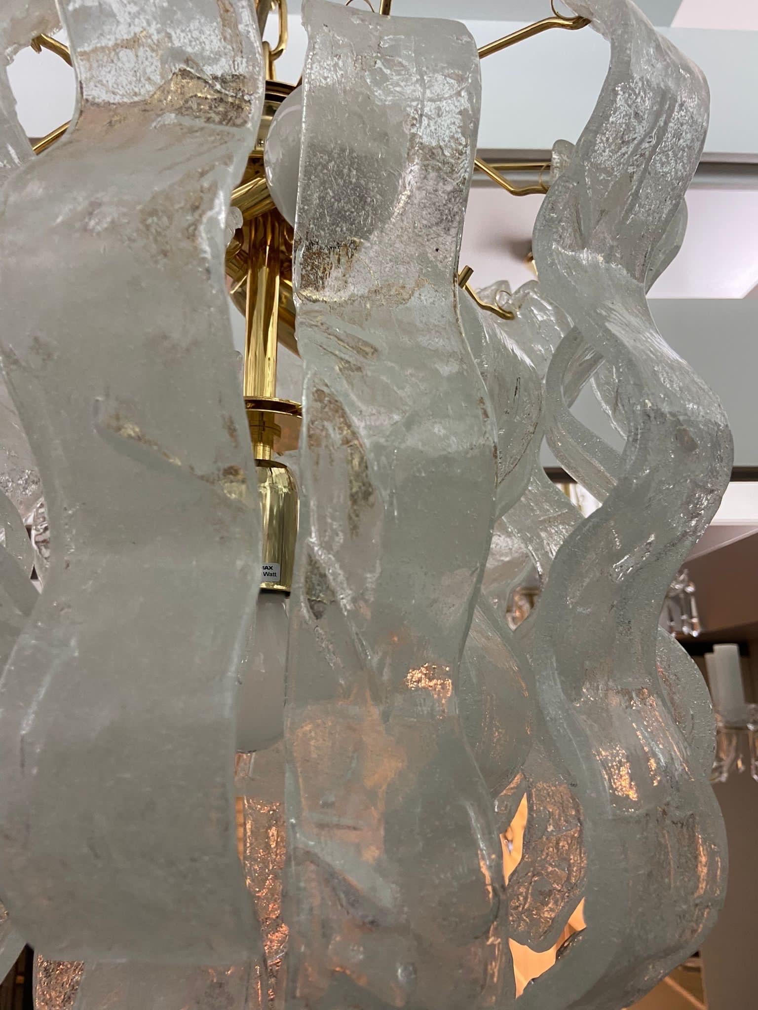 20ième siècle 1970 Mid-Century Modern White Murano Glass Cascade Chandelier par Mazzega en vente