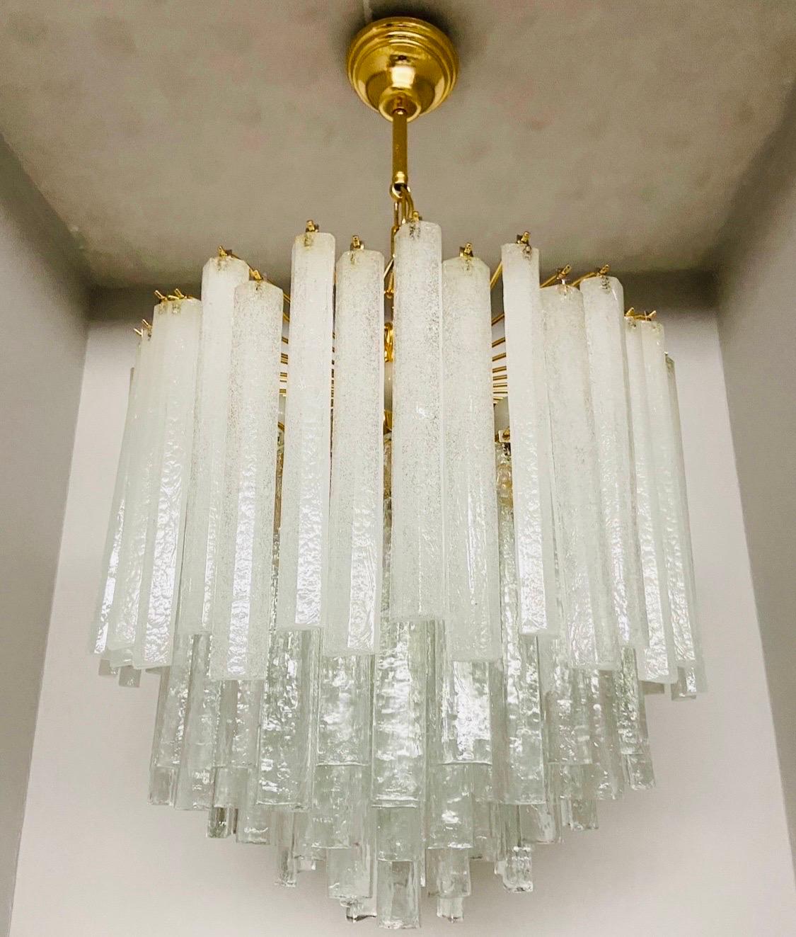 1970s Mid-Century Modern White Murano Glass Cascade Chandelier by Mazzega For Sale 1