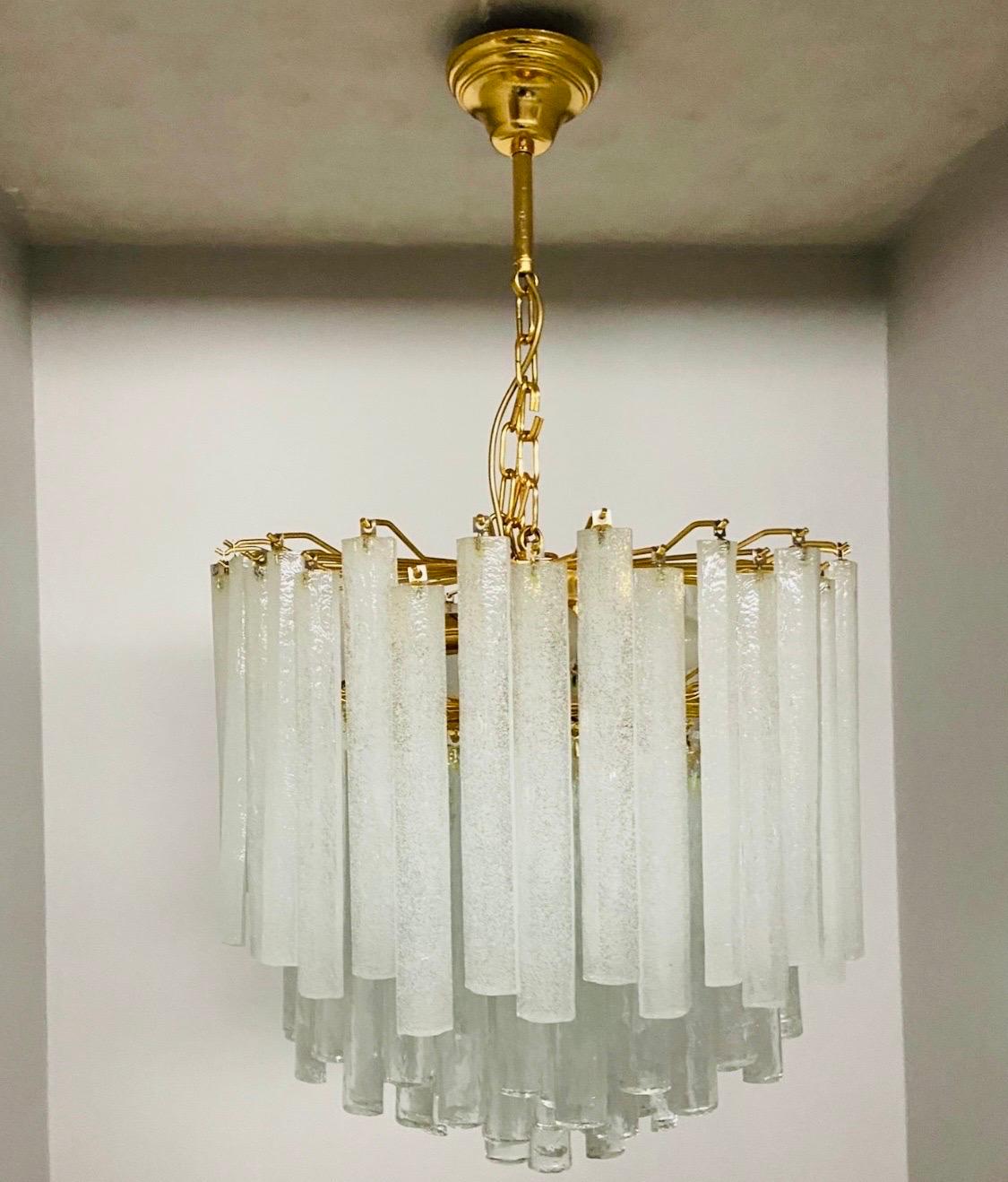 1970s Mid-Century Modern White Murano Glass Cascade Chandelier by Mazzega For Sale 2