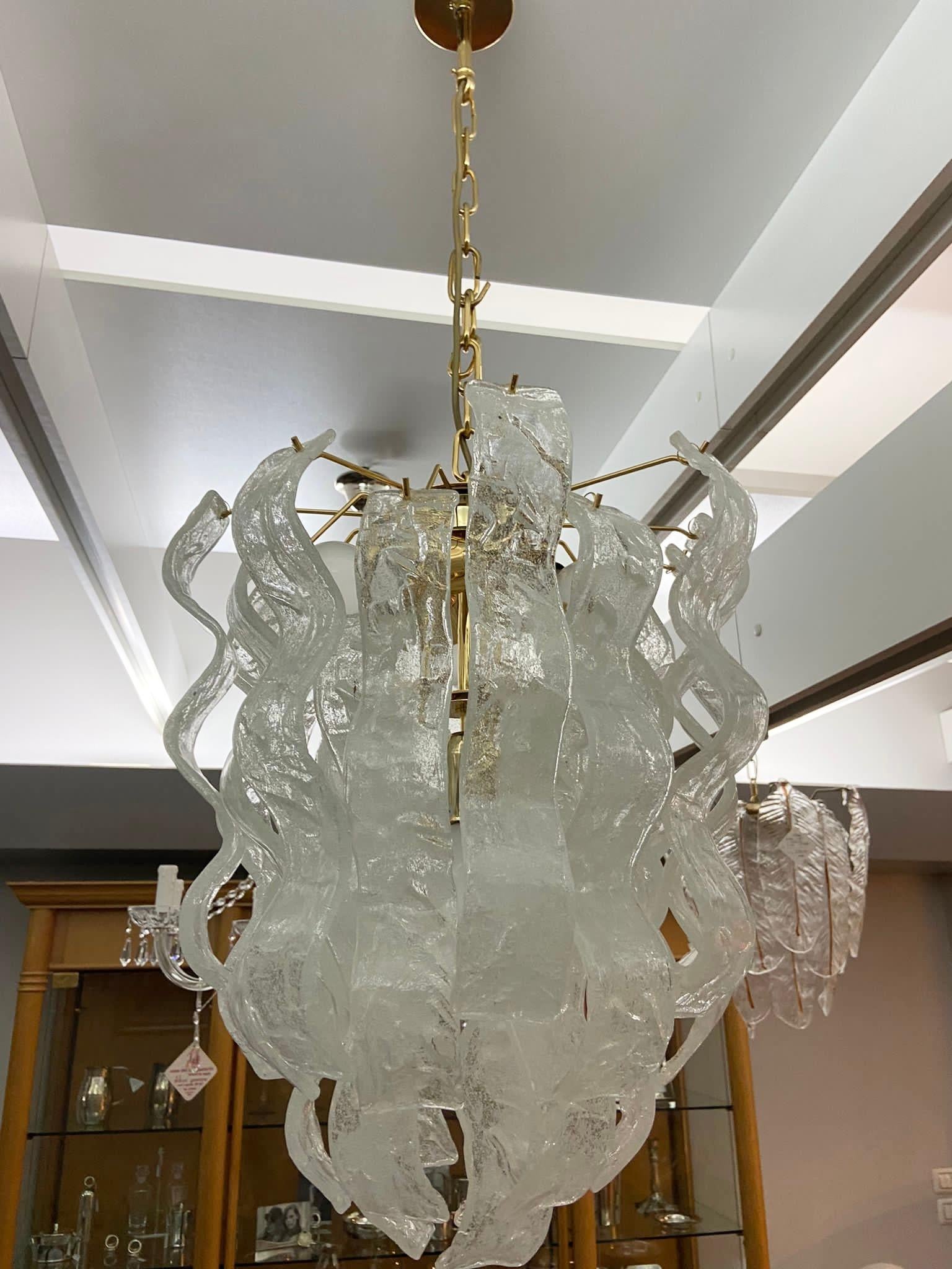 1970 Mid-Century Modern White Murano Glass Cascade Chandelier par Mazzega en vente 1