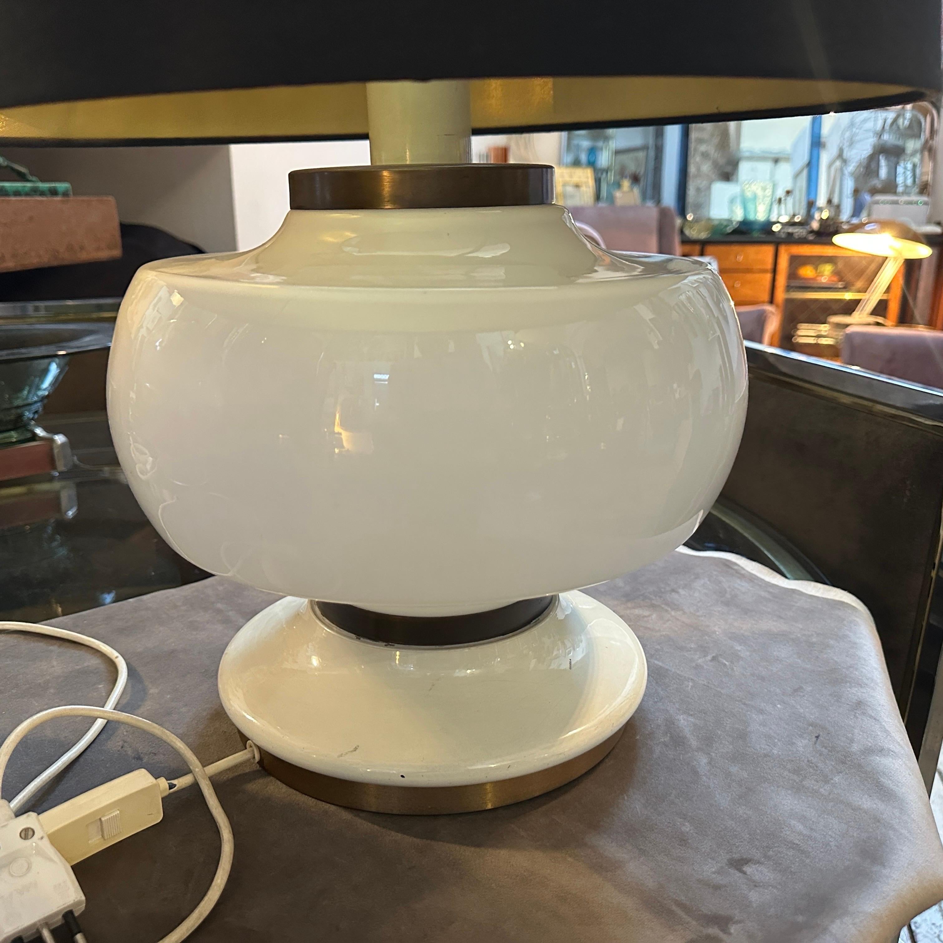 Lámpara de sobremesa italiana de mediados de siglo de 1970, de vidrio opalino blanco y latón en venta 3