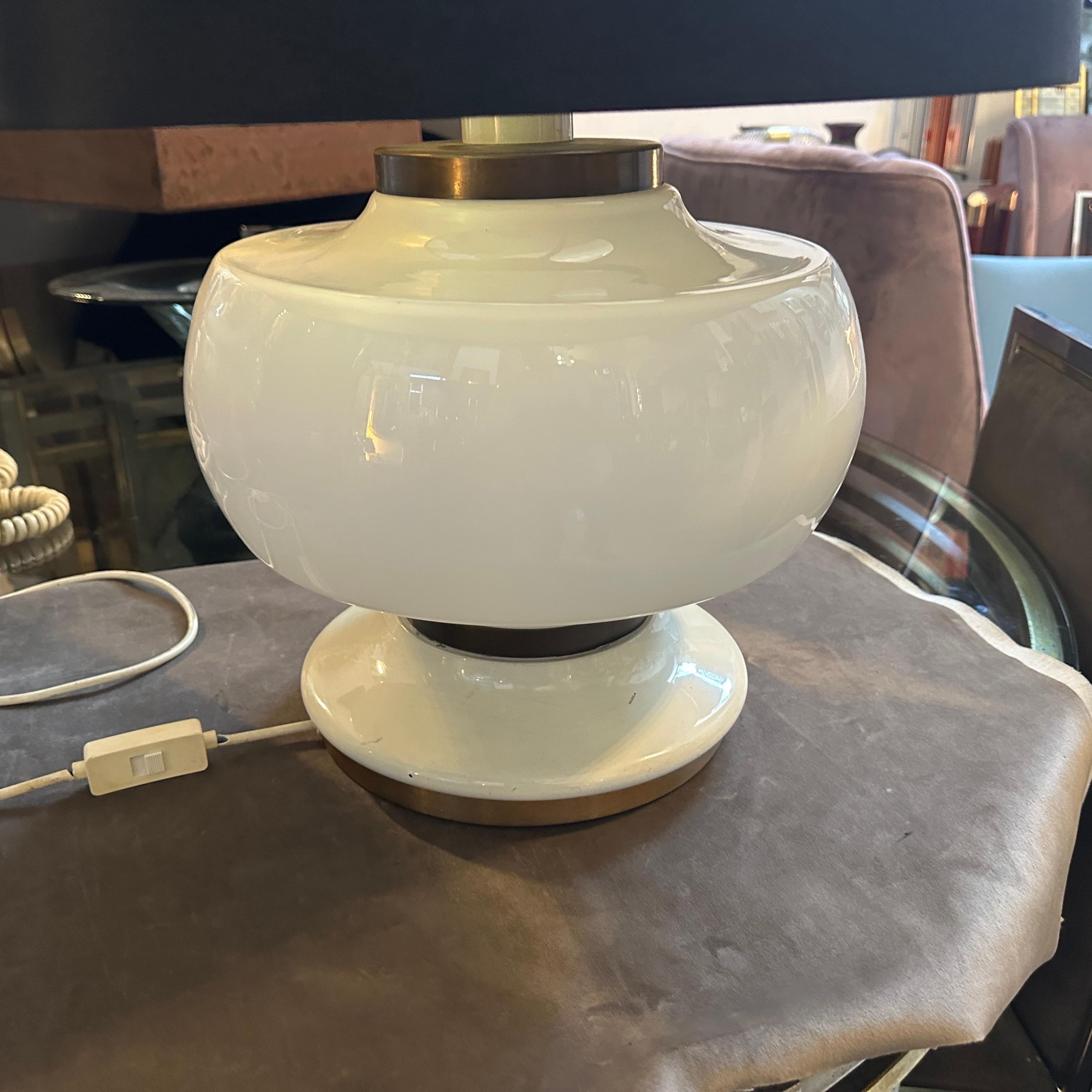Lámpara de sobremesa italiana de mediados de siglo de 1970, de vidrio opalino blanco y latón en venta 6