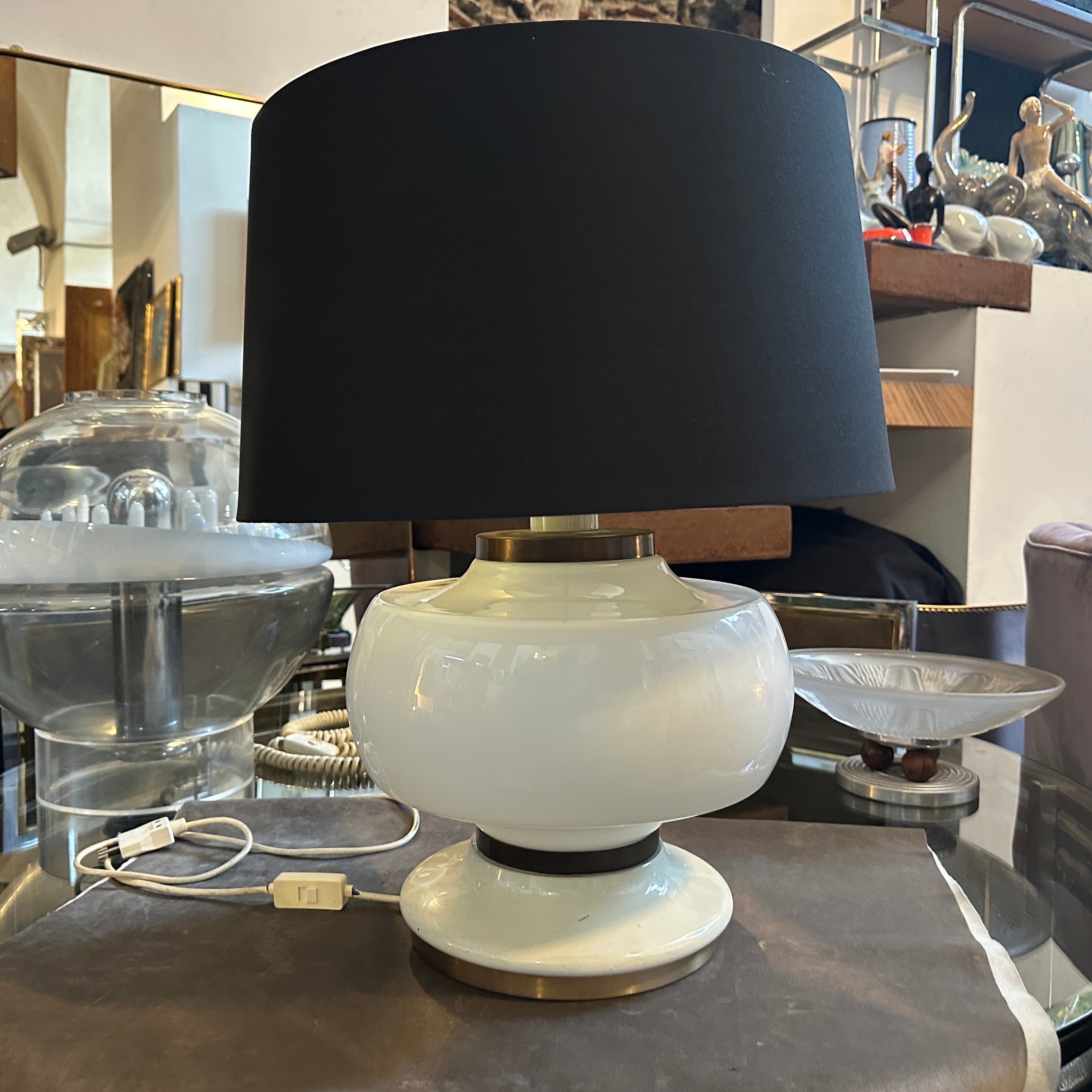 Lámpara de sobremesa italiana Vintage 1970s Mid-Century Modern White Opaline Glass and Brass
Esta elegante y clásica lámpara de sobremesa de los años 70 es un bello ejemplo del diseño moderno italiano de mediados de siglo. La lámpara tiene un cuerpo