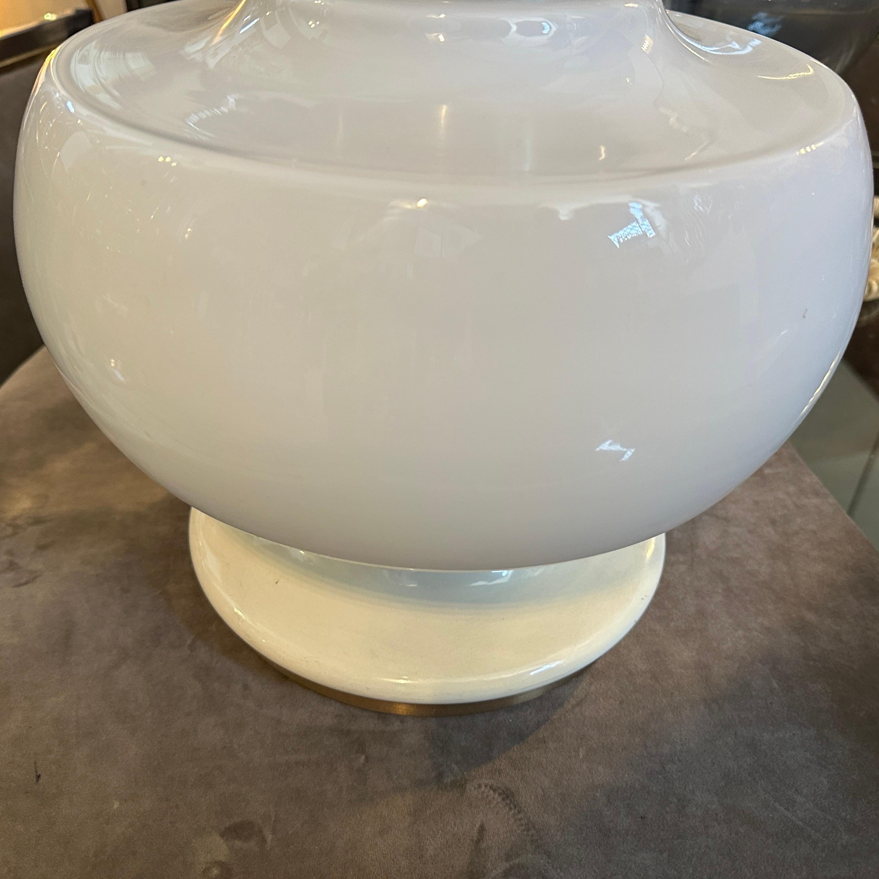 Lámpara de sobremesa italiana de mediados de siglo de 1970, de vidrio opalino blanco y latón Italiano en venta