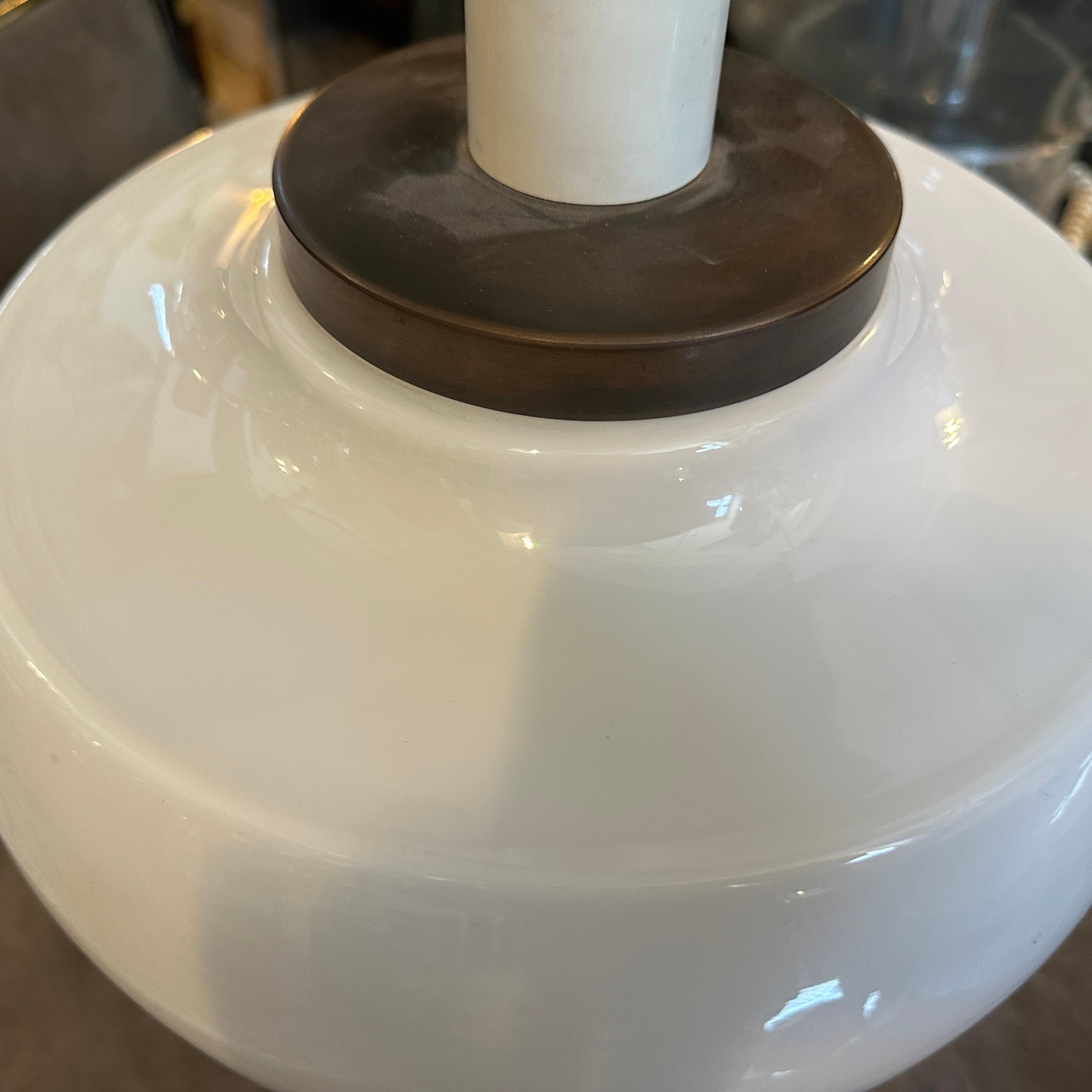 Lámpara de sobremesa italiana de mediados de siglo de 1970, de vidrio opalino blanco y latón en Excelente estado para la venta en Aci Castello, IT