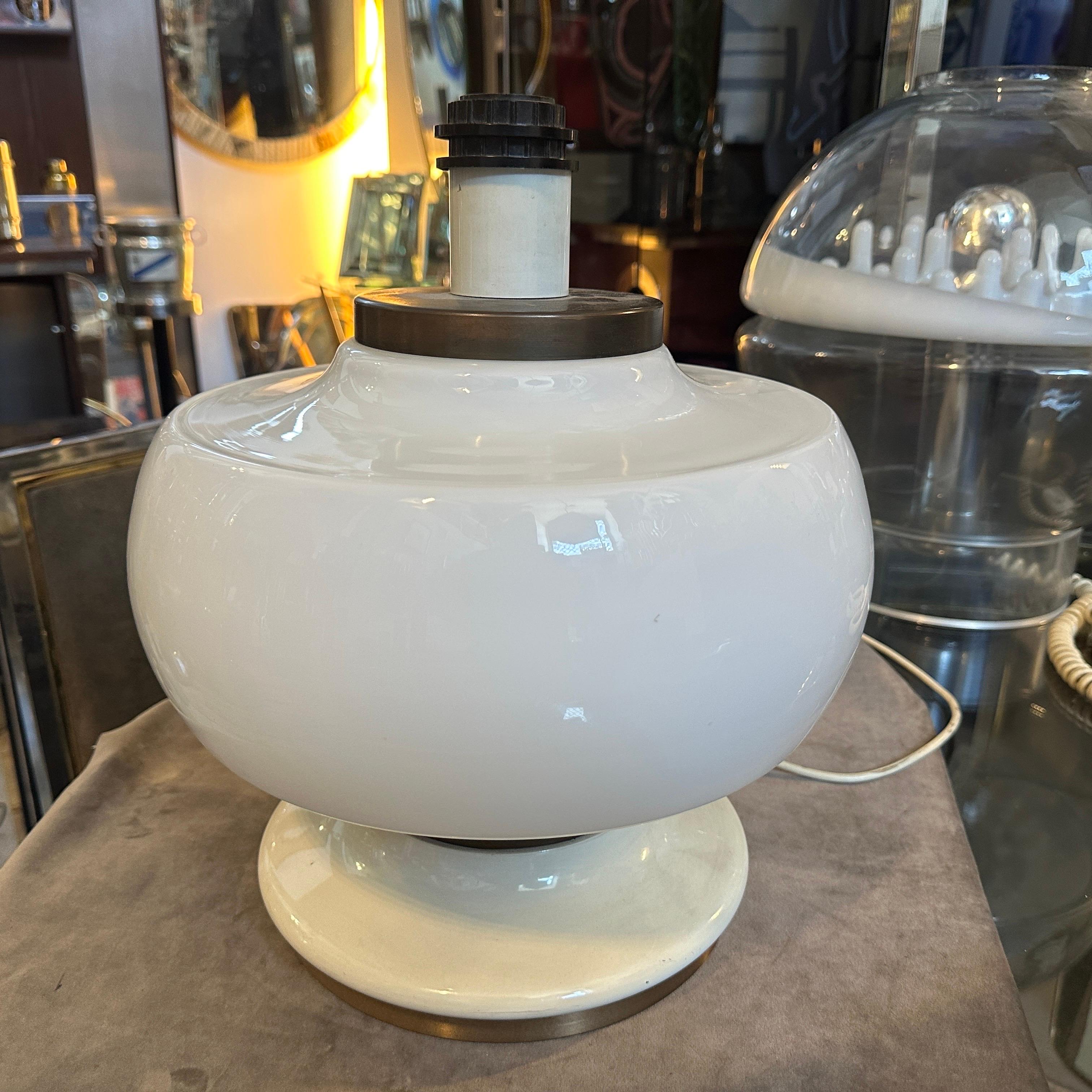 Lámpara de sobremesa italiana de mediados de siglo de 1970, de vidrio opalino blanco y latón Latón en venta