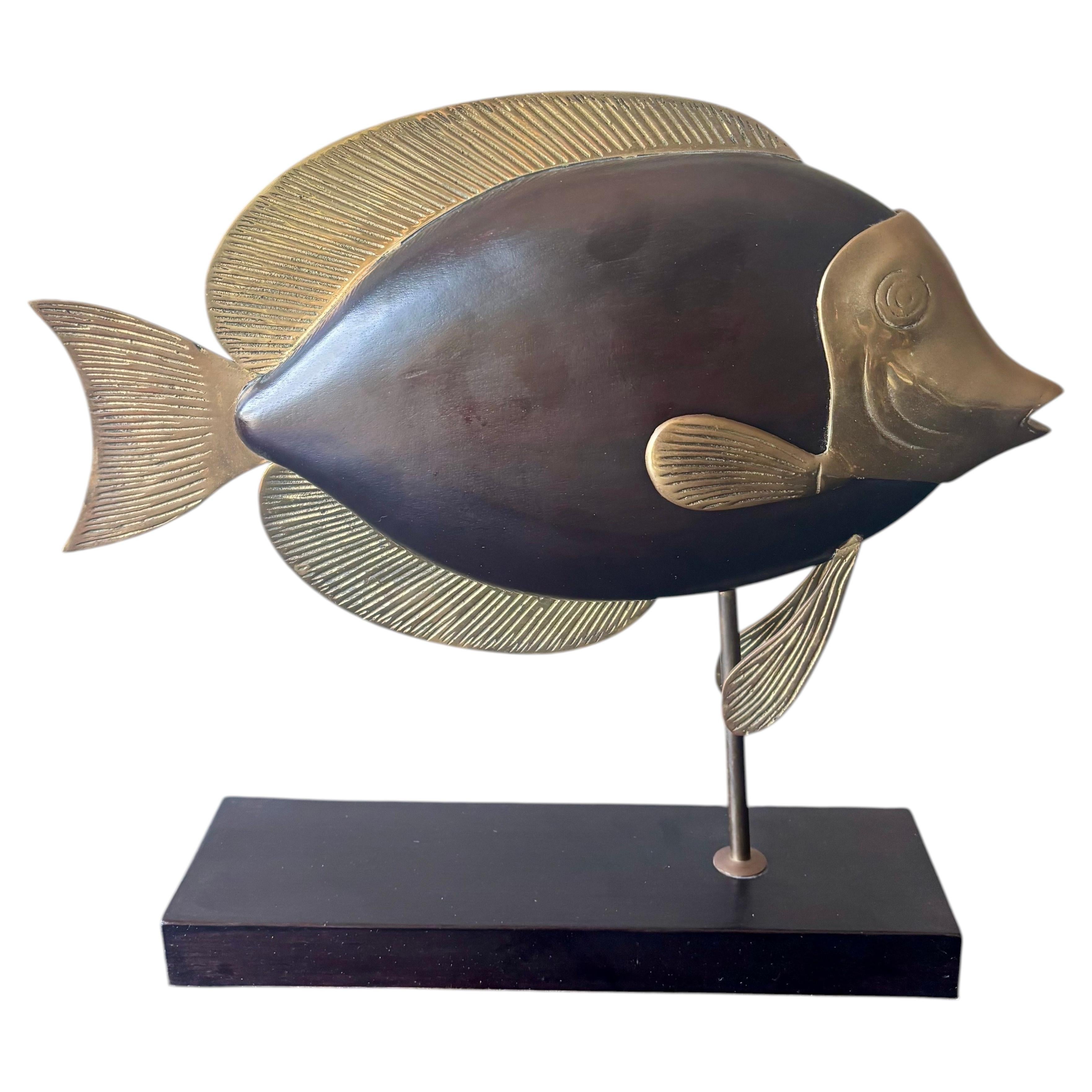 Scultura di pesci tropicali in legno e ottone in stile Mid-Century Modern degli anni '70