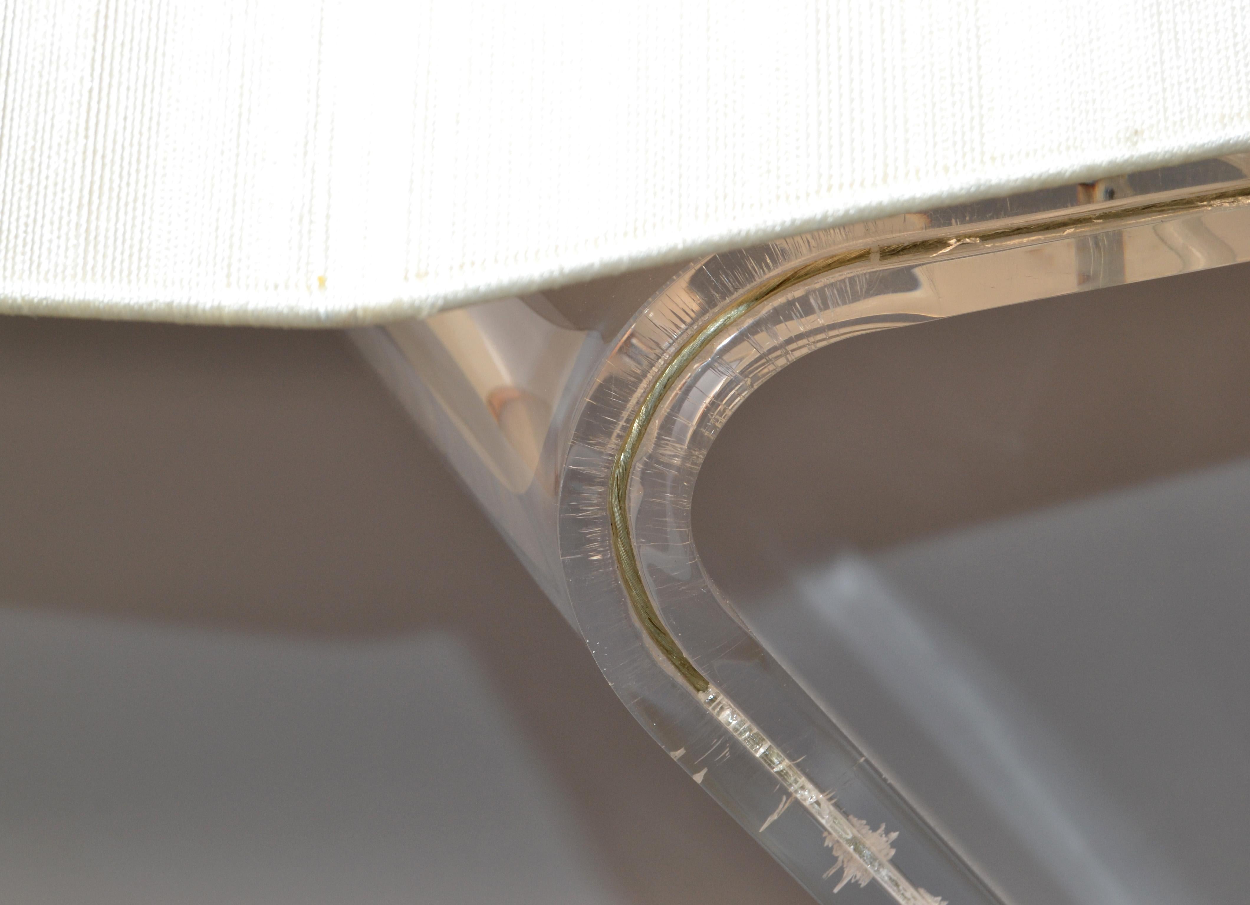 Lámpara de pie 1970s Mid-Century Modern Z Lucite and Chrome Plissé Shade en venta 5