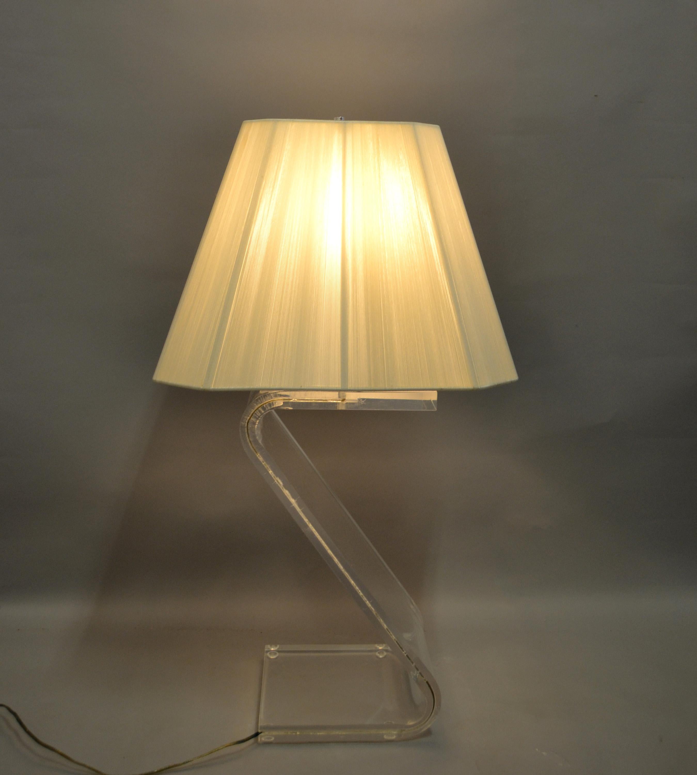 1970 Mid-Century Modern Z Lucite and Chrome Floor Lamp Plissé Shade en vente 9