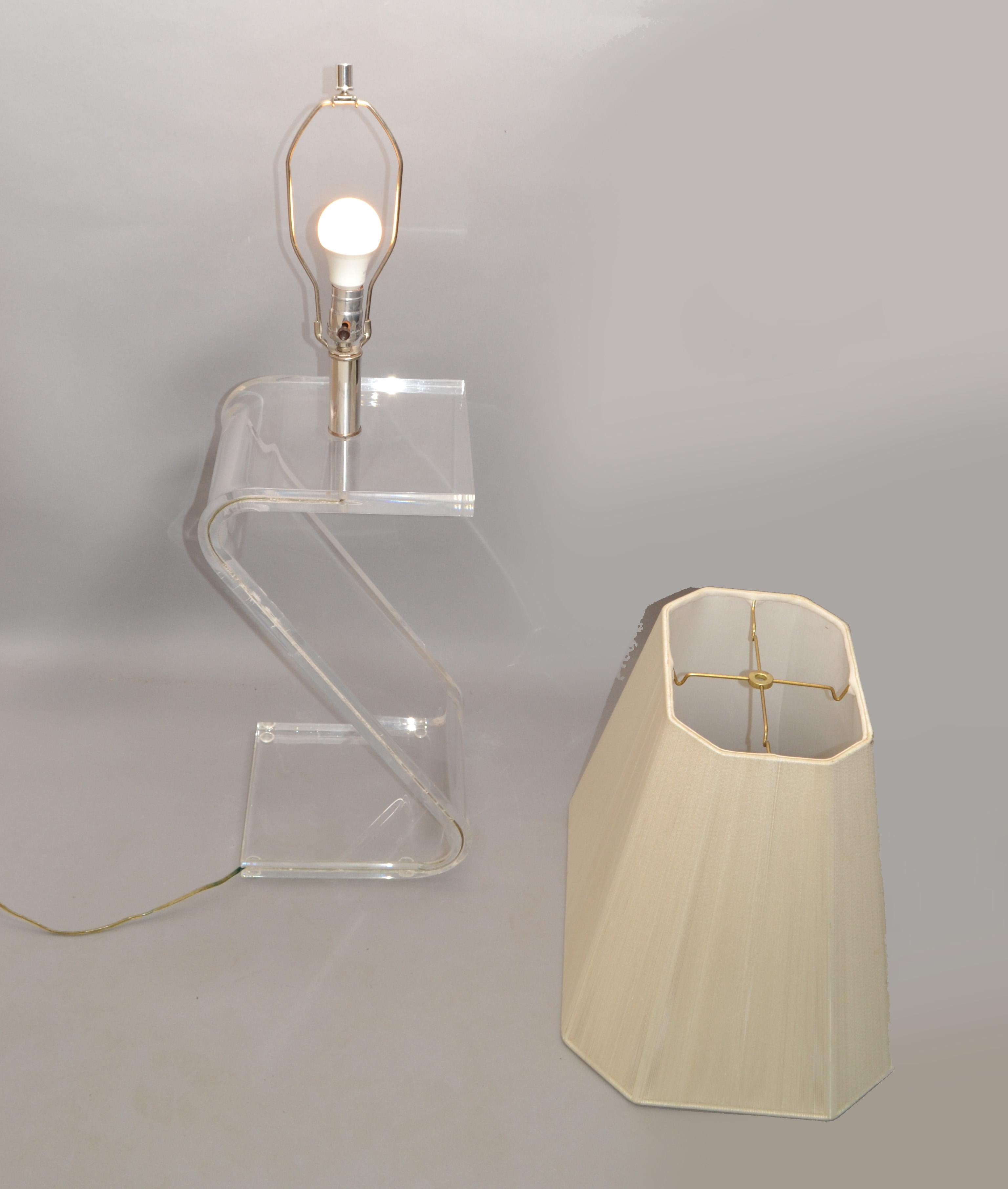 Américain 1970 Mid-Century Modern Z Lucite and Chrome Floor Lamp Plissé Shade en vente
