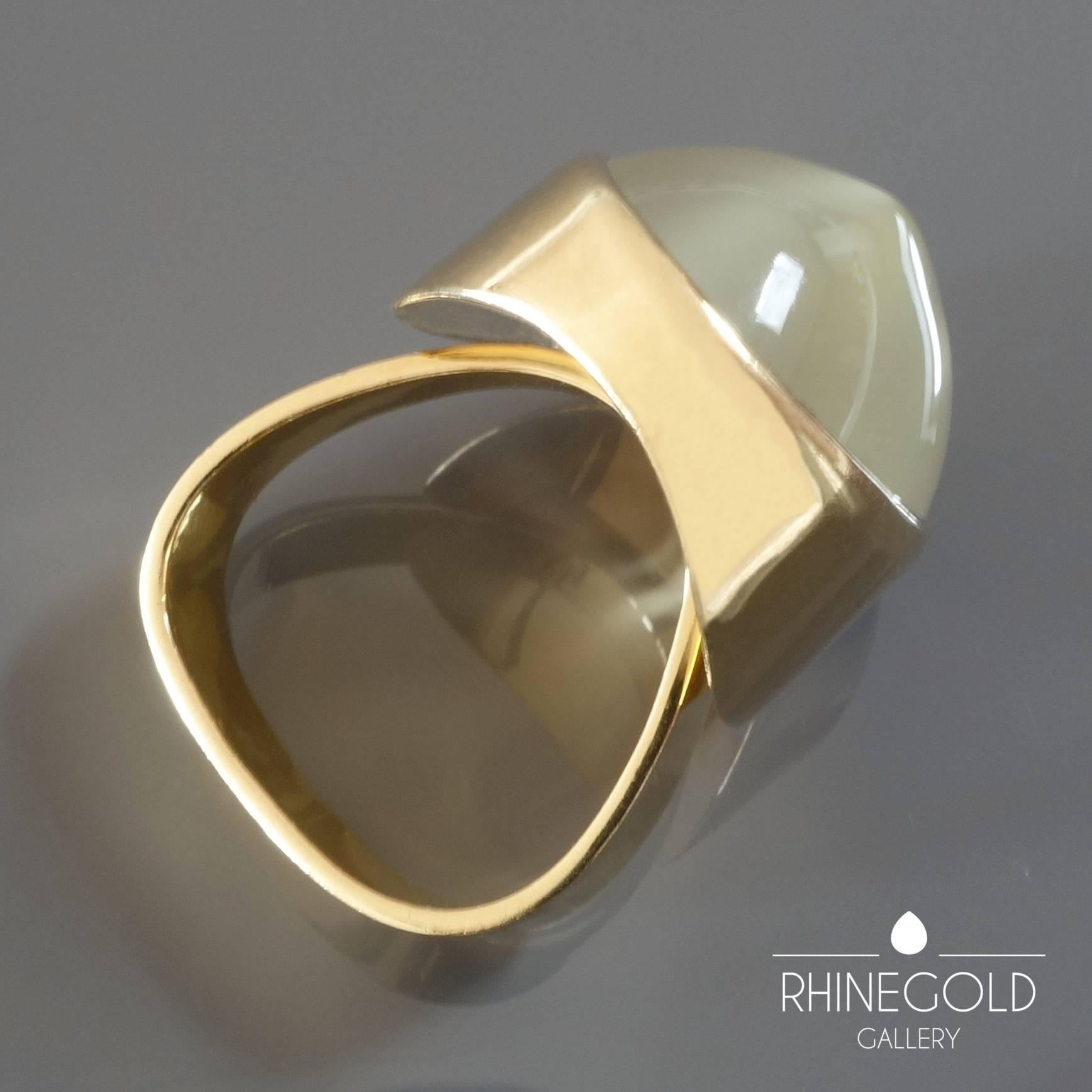 1970s Mid-Century Modernist Green Moonstone Gold Cocktail Ring In Excellent Condition In Dusseldorf, NRW