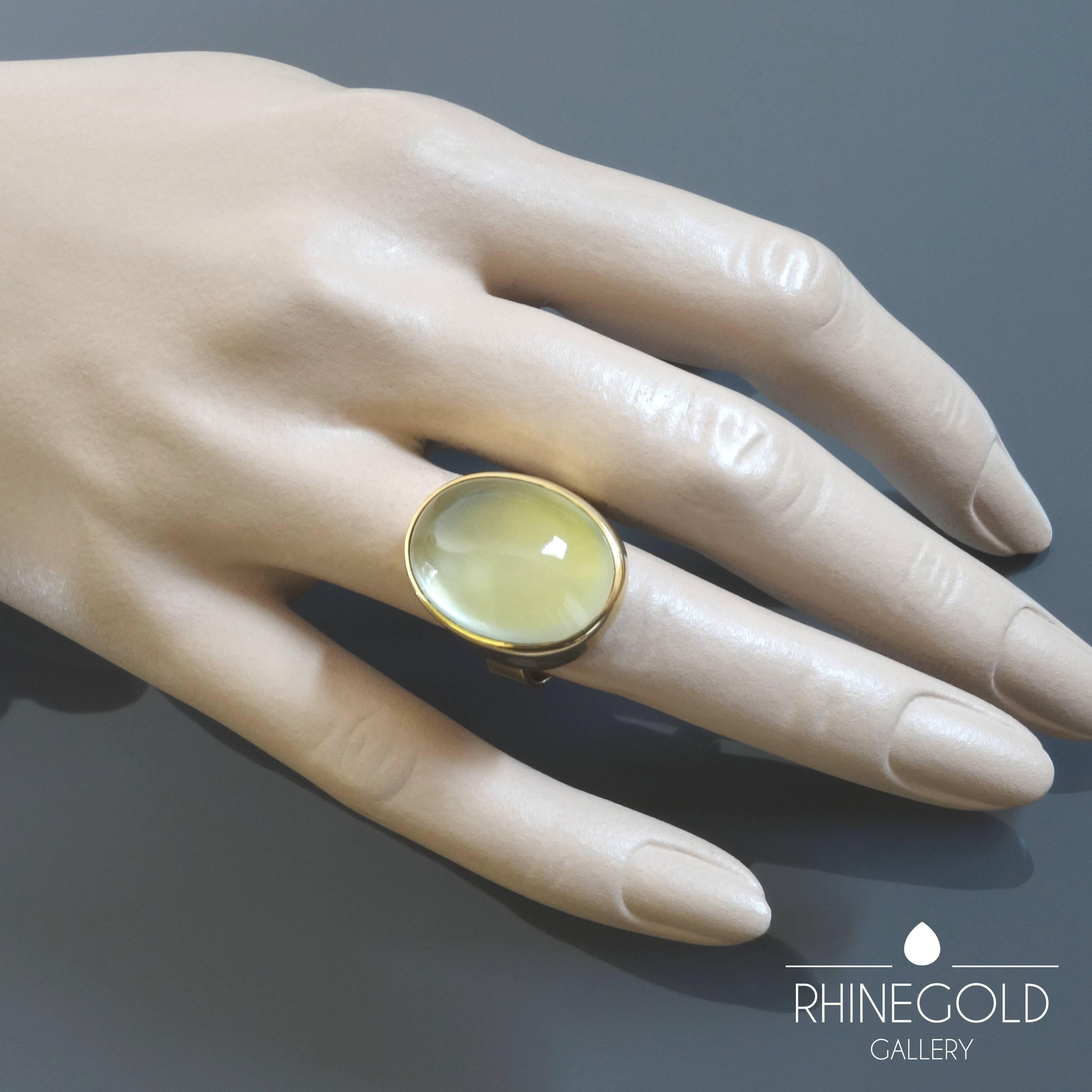 Women's 1970s Mid-Century Modernist Green Moonstone Gold Cocktail Ring