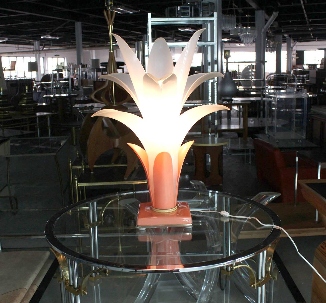 Mid-Century Modern 1970 Mid Century Molded Bent White Acrylic Lotus Petal Flower Table Lamp MINT ! en vente