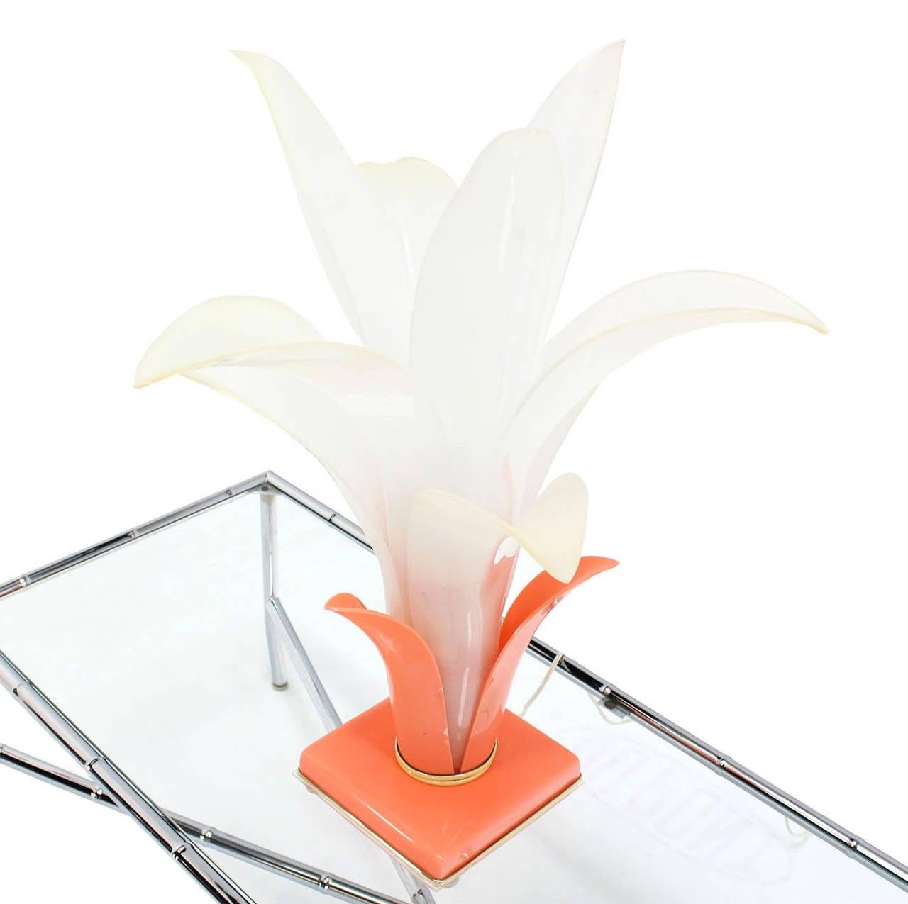 Américain 1970 Mid Century Molded Bent White Acrylic Lotus Petal Flower Table Lamp MINT ! en vente