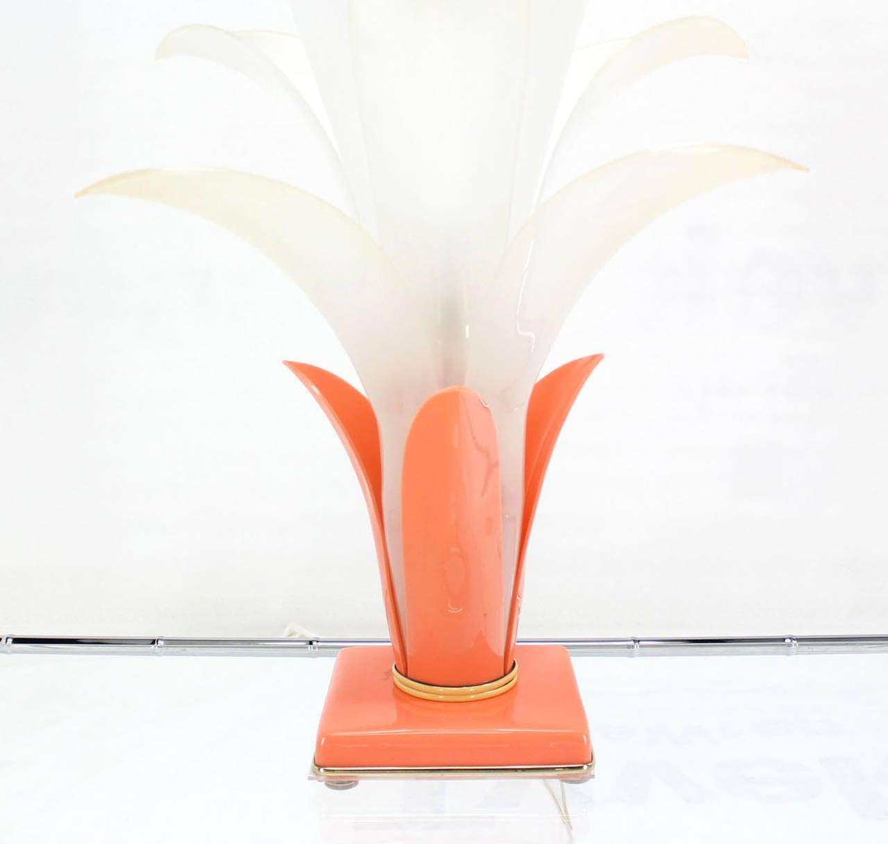 20ième siècle 1970 Mid Century Molded Bent White Acrylic Lotus Petal Flower Table Lamp MINT ! en vente