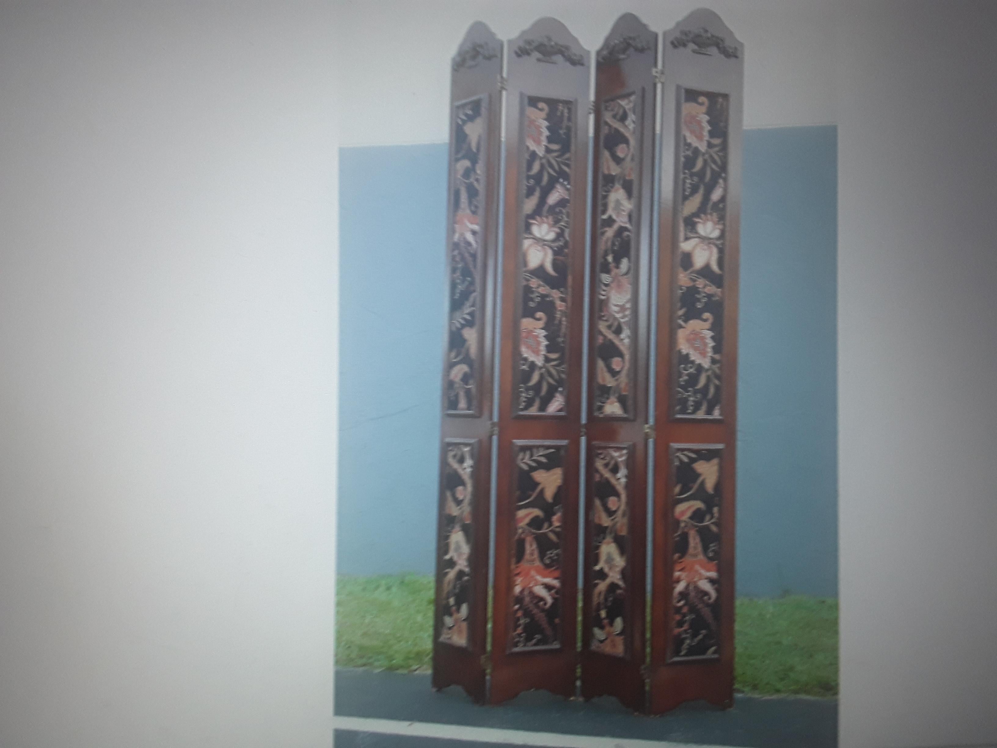1970's Mid Century Neoklassischen Stil 4 Panel geschnitzt Holz Raumtrennwand. Die Schnitzerei ist wunderschön. Bitte schauen Sie sich die Fotos genau an, denn sie erzählen die Geschichte dieses außergewöhnlichen Stücks.