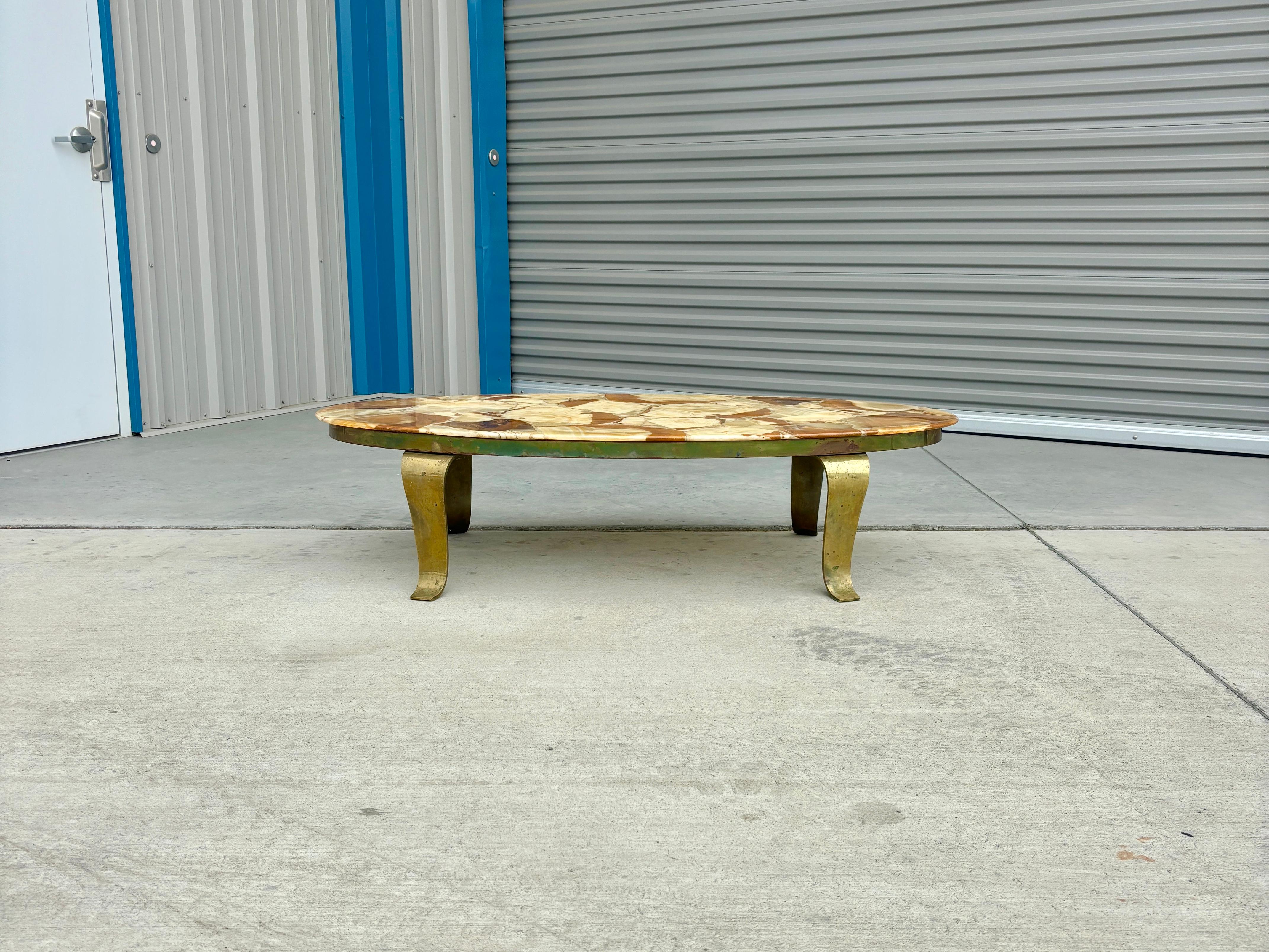 Bienvenido al NoHo de mediados de siglo

Mesa baja de ónice de Arturo Pani [Mid Century Onyx Coffee table by Arturo Pani]

Esta elegante mesa de centro luce un exquisito tablero ovalado de ónice sostenido por cuatro robustas patas de latón que
