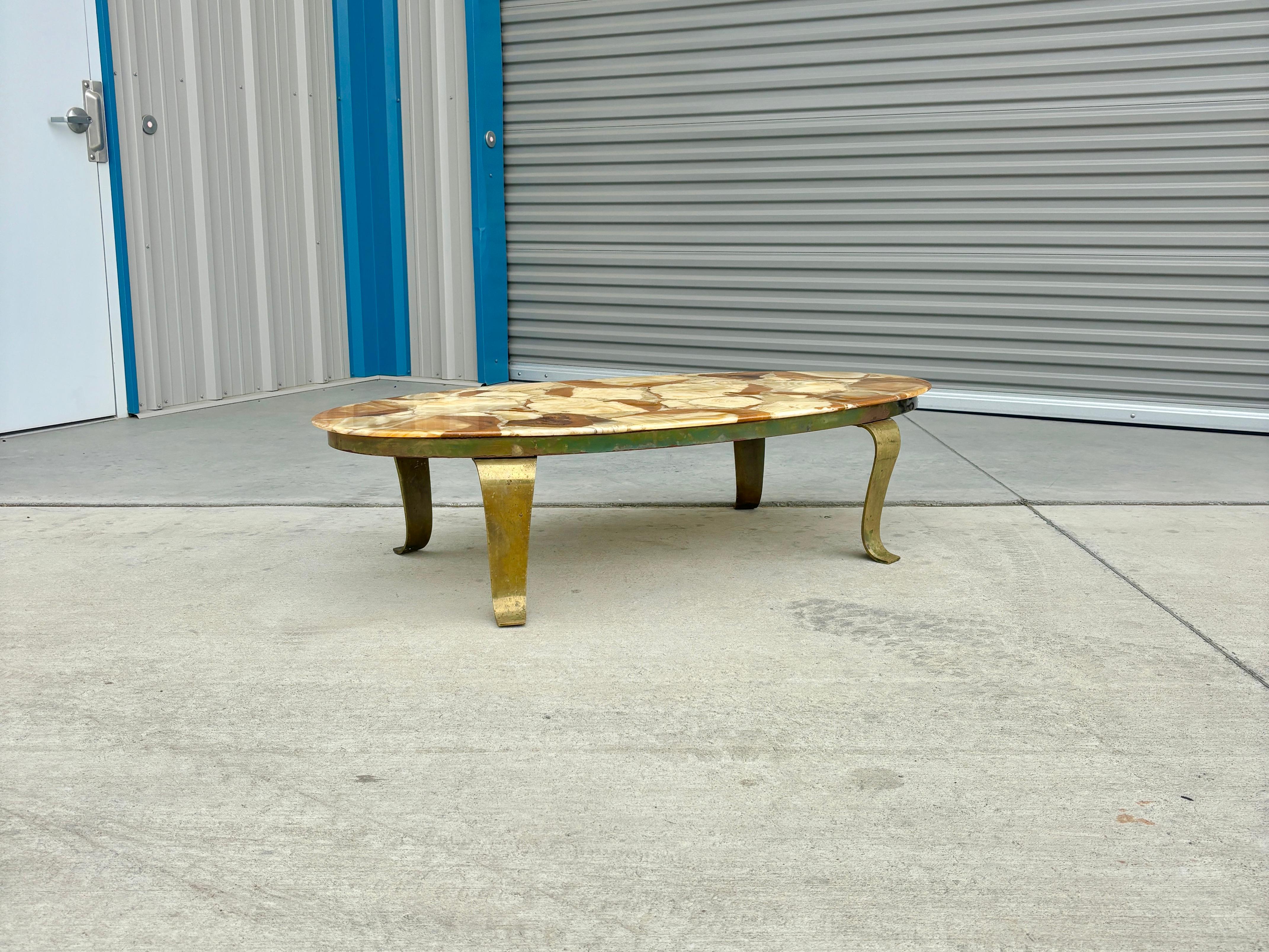 Mesa baja de ónice y latón de mediados de la década de 1970 de Arturo Pani para Muller Moderno de mediados de siglo en venta