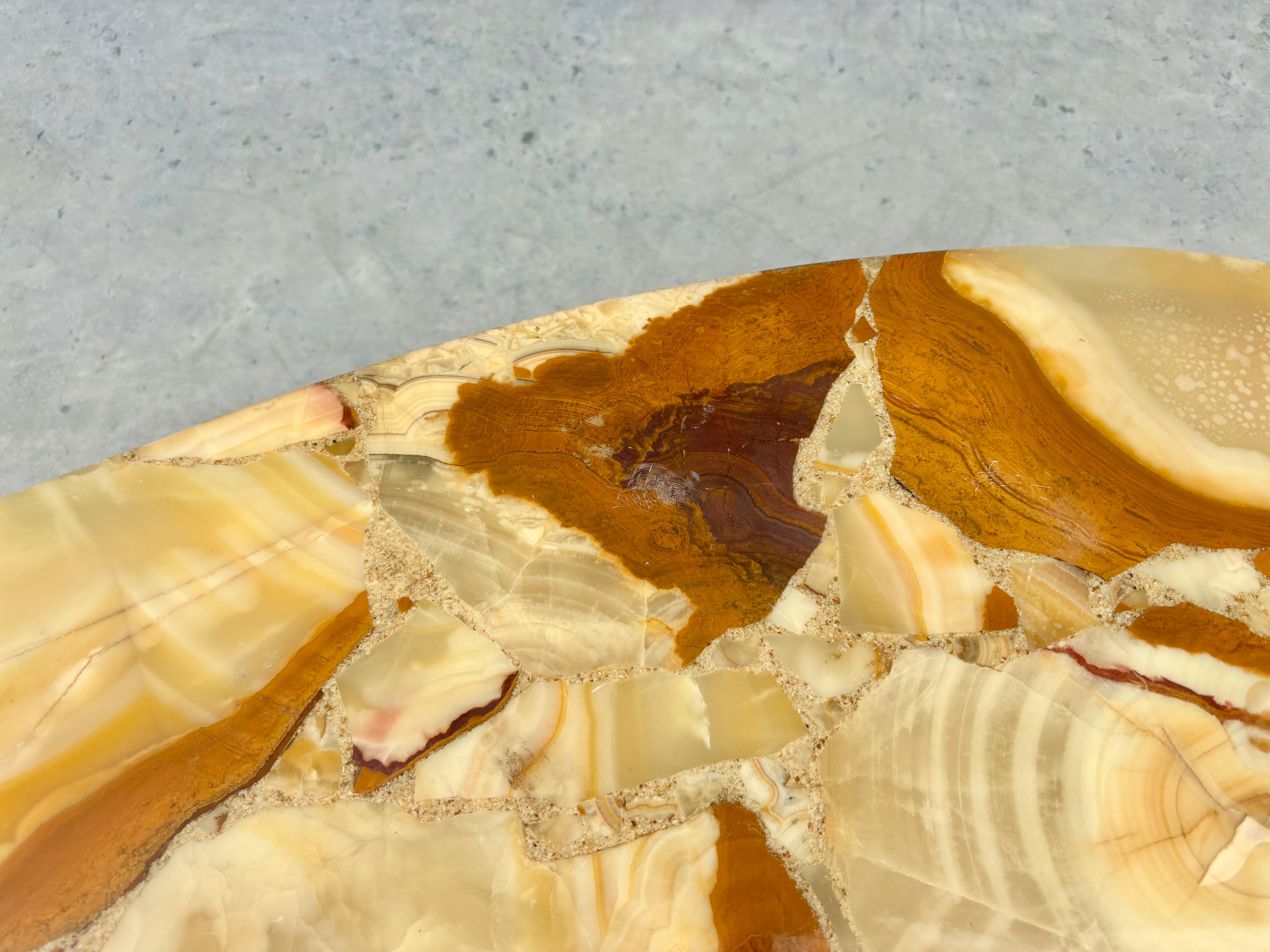 Mesa baja de ónice y latón de mediados de la década de 1970 de Arturo Pani para Muller Latón en venta