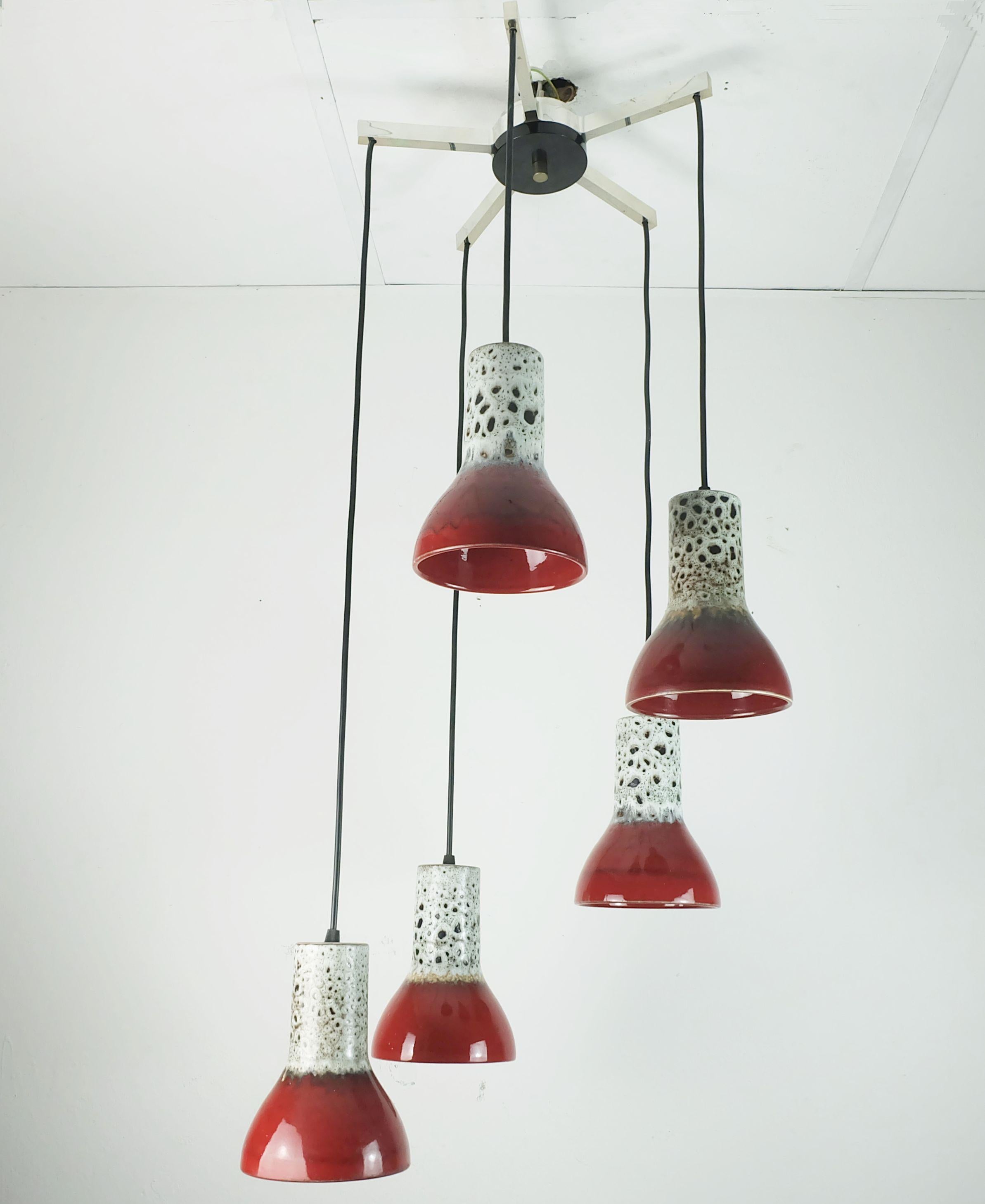 1970s mediados de siglo PENDANT LIGHT Lámpara de 5 luces en cascada con sha de cerámica de lava gorda en Bueno estado para la venta en Mannheim, DE