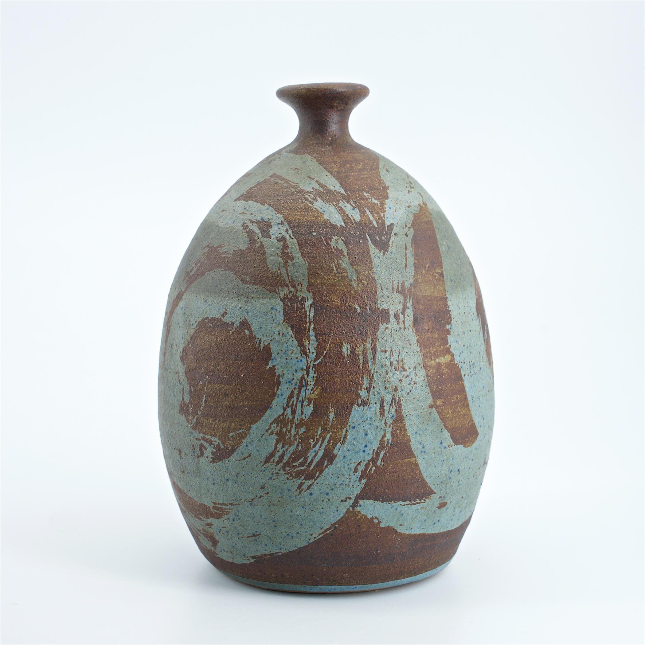 Eine wunderbare Studio gedreht, und unterzeichnet Keramik Vase. Wir haben keine Informationen über den Hersteller, aber es fängt wirklich einige der sammelwürdigen Designaspekte der Mid-Century-Ära ein.