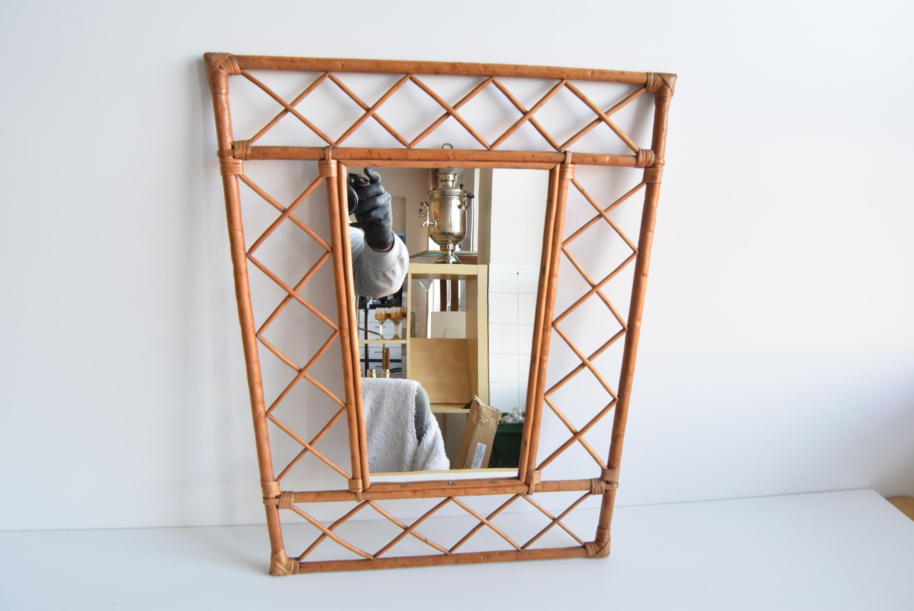 Mid-Century moderno Specchio da parete in rattan del metà secolo 1970 in vendita