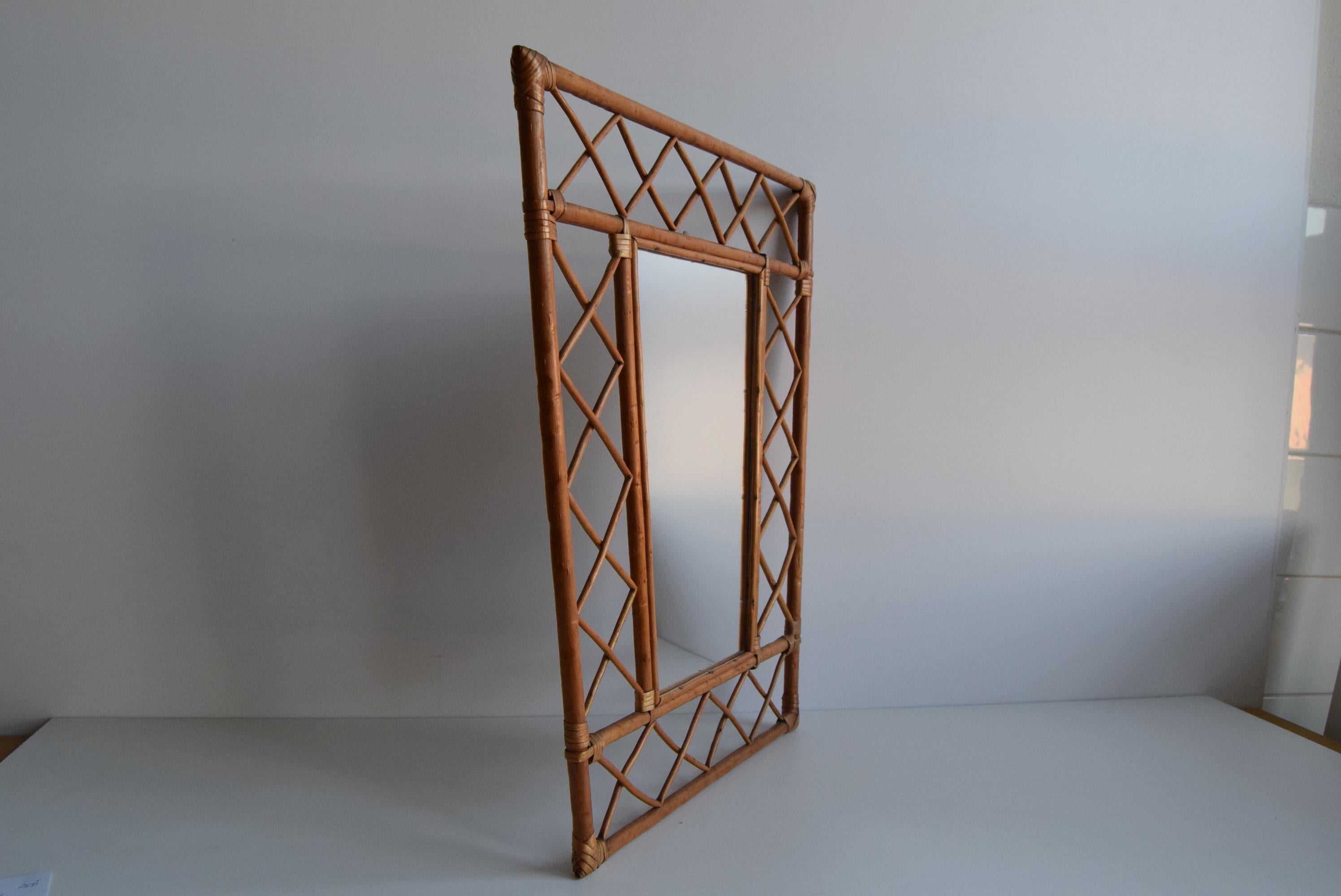 Rattan Specchio da parete in rattan del metà secolo 1970 in vendita