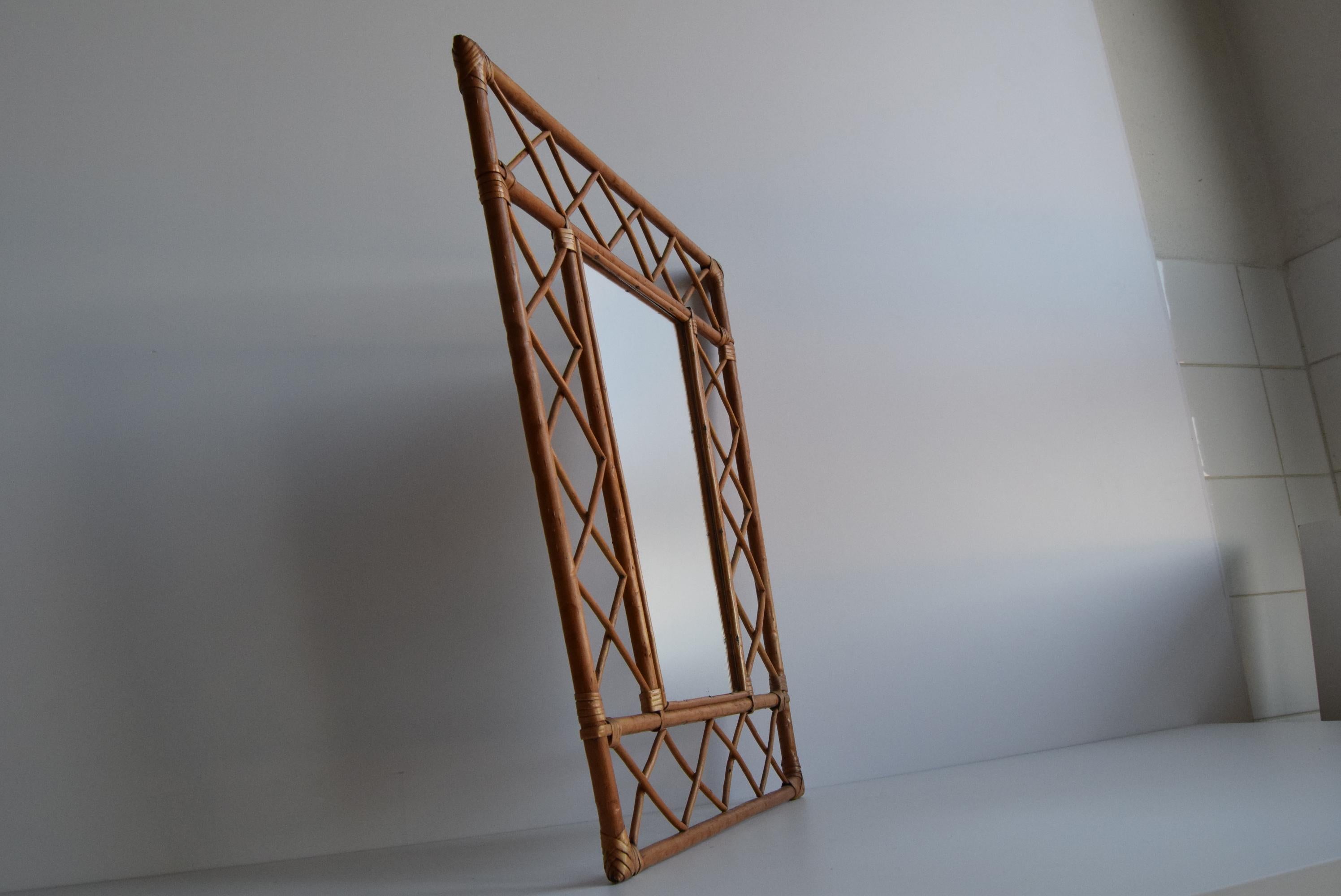 Specchio da parete in rattan del metà secolo 1970 in vendita 1