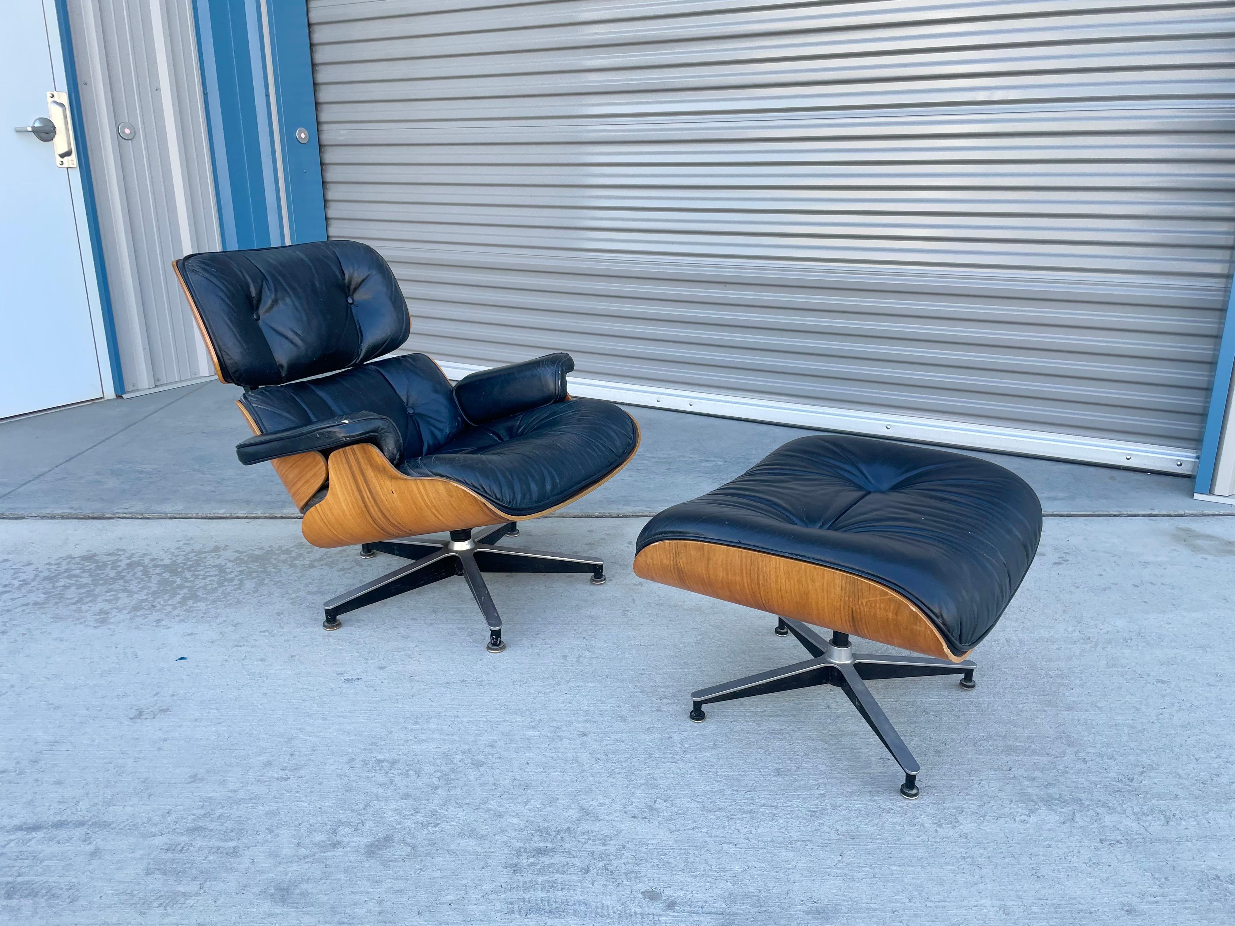 1970s Mid Century Recliner Chair and Ottoman Styled After Herman Miller For Sale 7