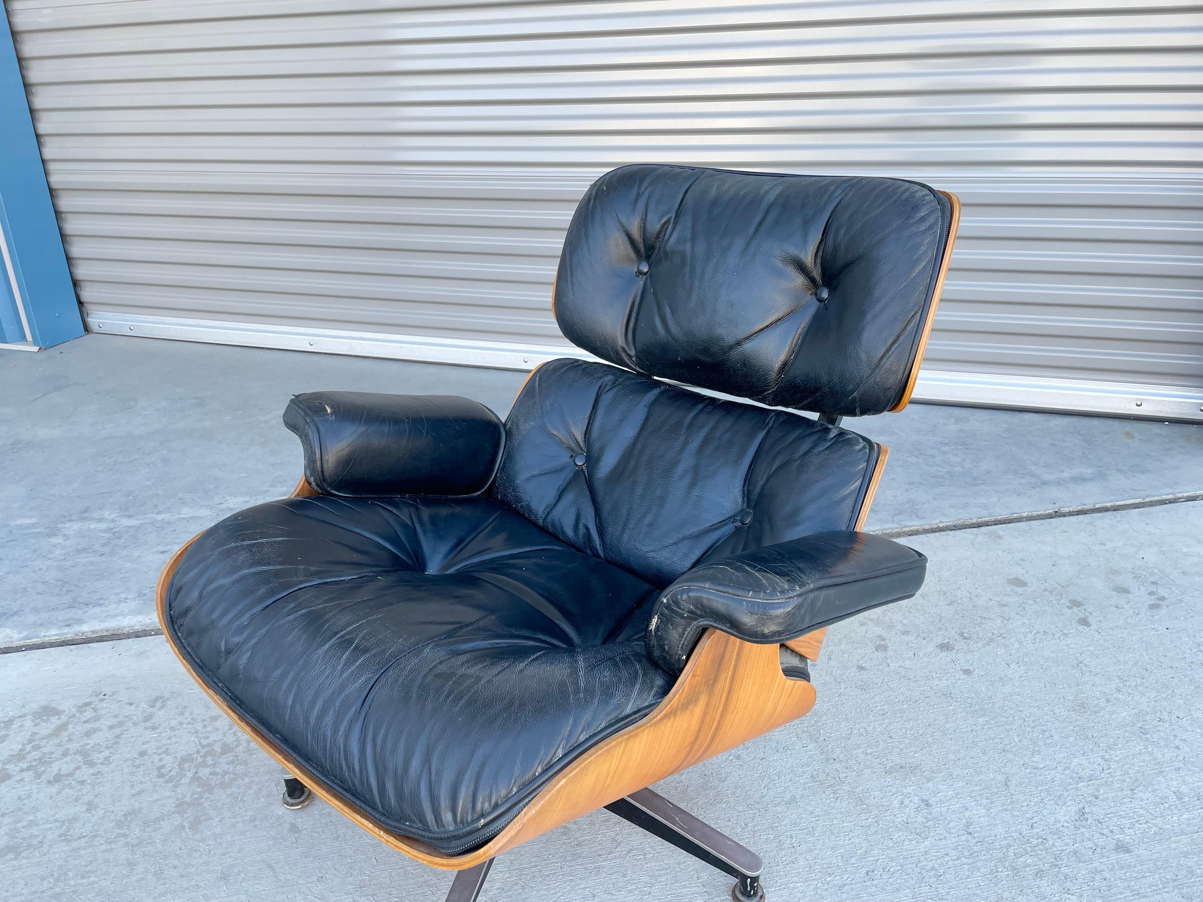 1970s Mid Century Recliner Chair and Ottoman Styled After Herman Miller In Good Condition For Sale In North Hollywood, CA