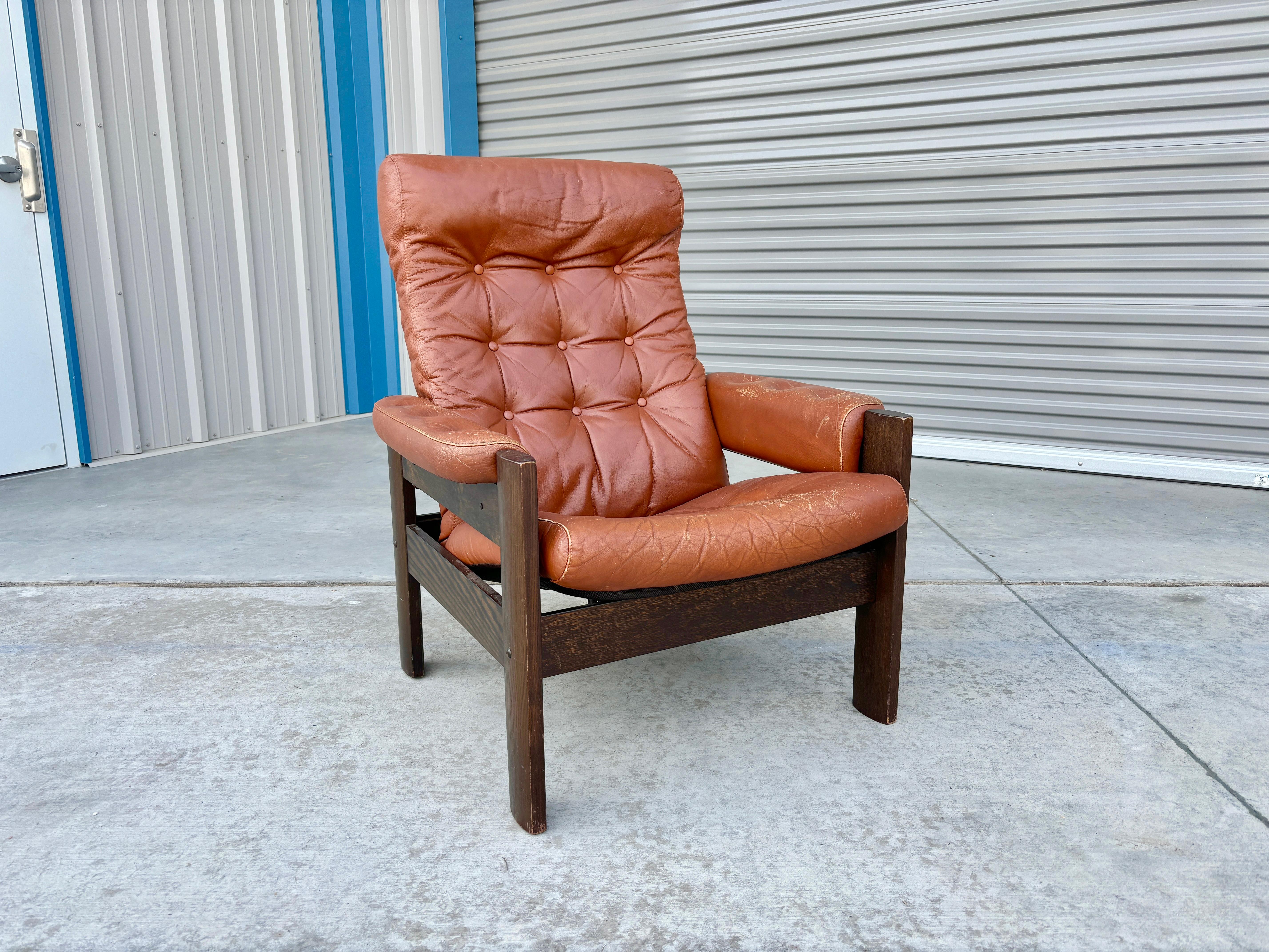 Willkommen im Mid-Century NoHo

(Mid Century Recliner Lounge Chair)

Loungesessel aus der Mitte des Jahrhunderts, entworfen und hergestellt in Schweden in den 1970er Jahren. Dieser atemberaubende Sessel hat eine leuchtend orangefarbene, getuftete