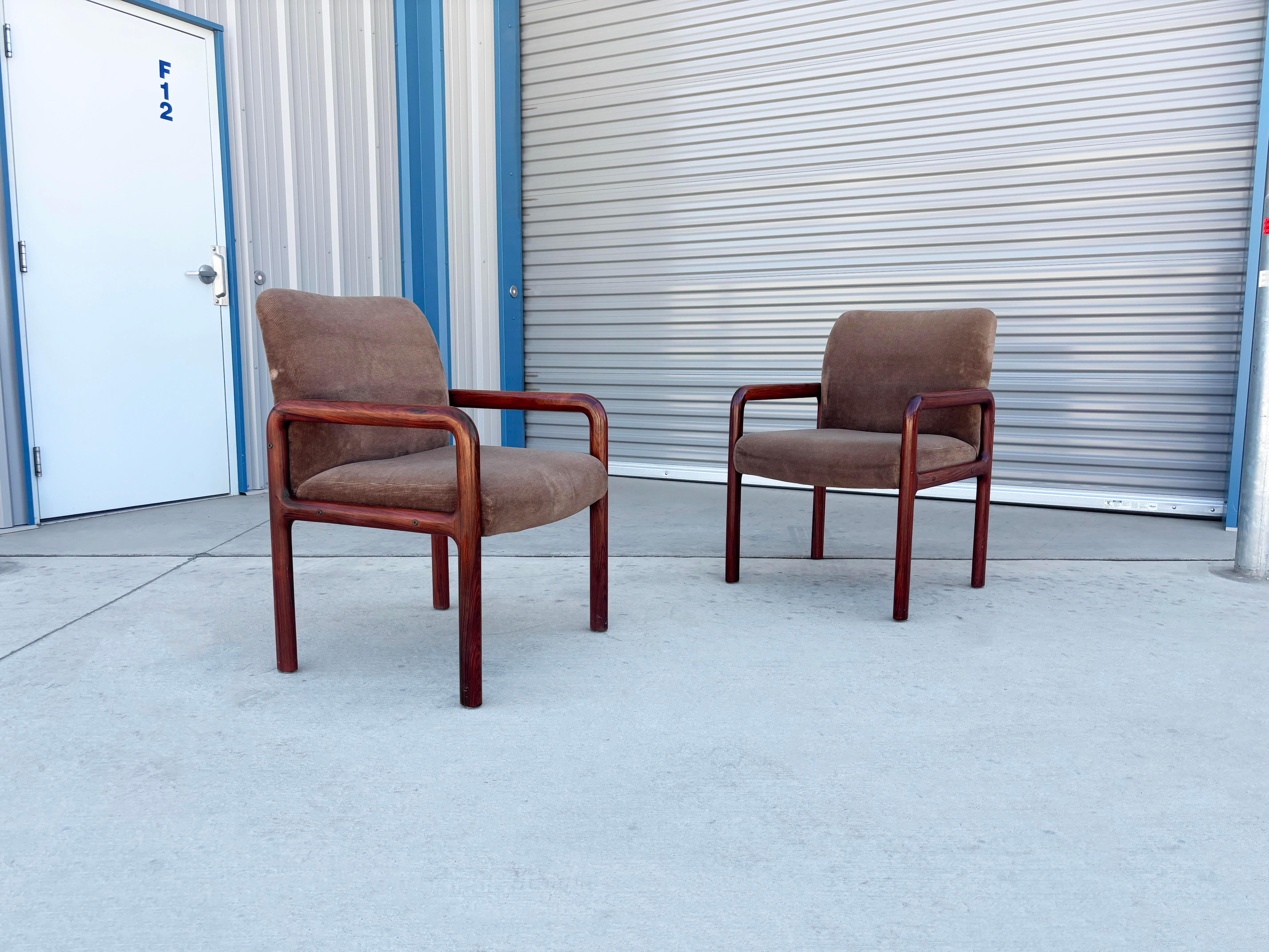 ✨ Poltrone moderne danesi in legno di palissandro ✨

Questa splendida coppia di poltrone moderne danesi, realizzate in Danimarca negli anni '70, incarna l'eleganza senza tempo del design scandinavo. Ogni sedia è caratterizzata da una struttura in