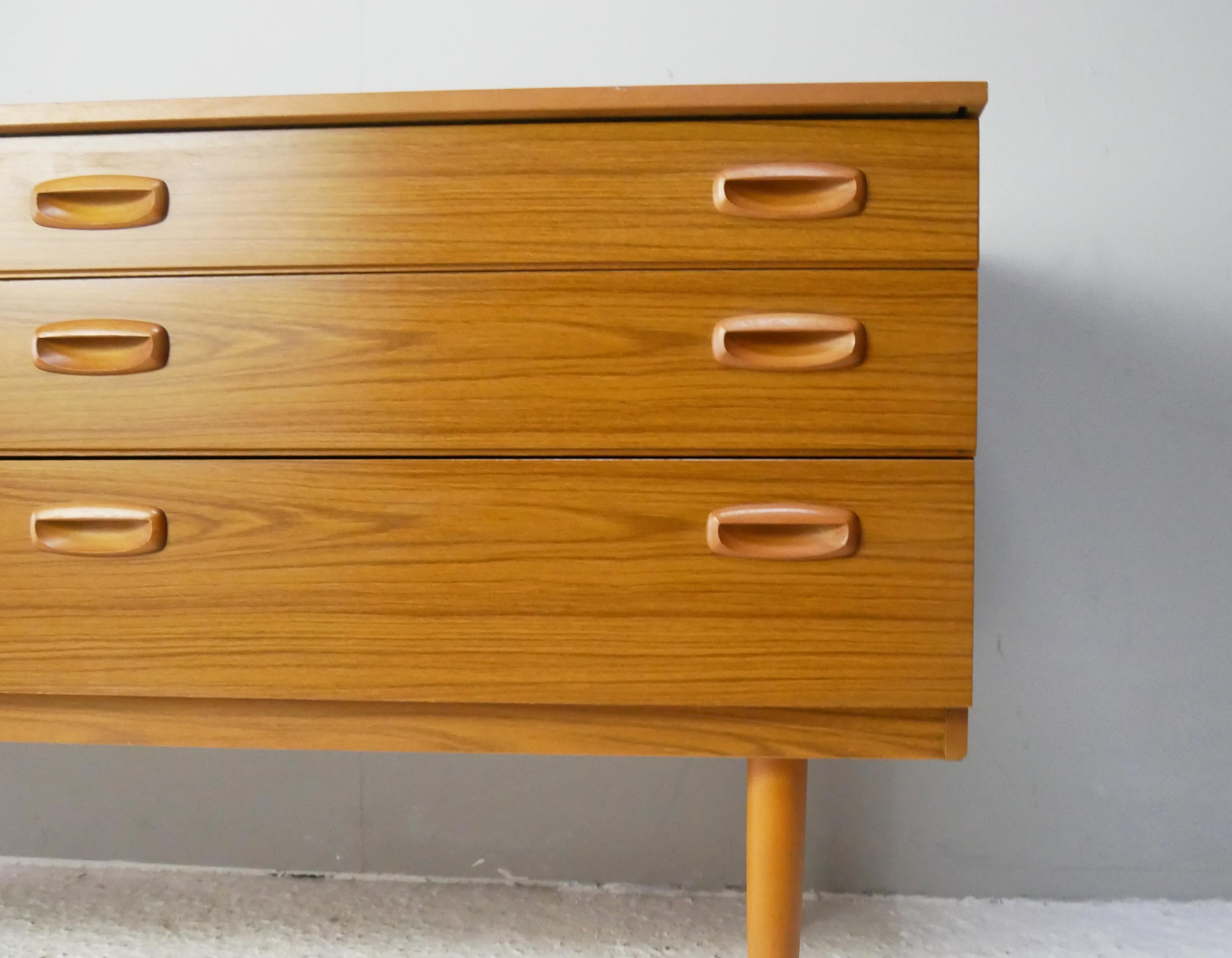 Britannique Buffet du milieu du sicle des annes 1970 par Schreiber Furniture