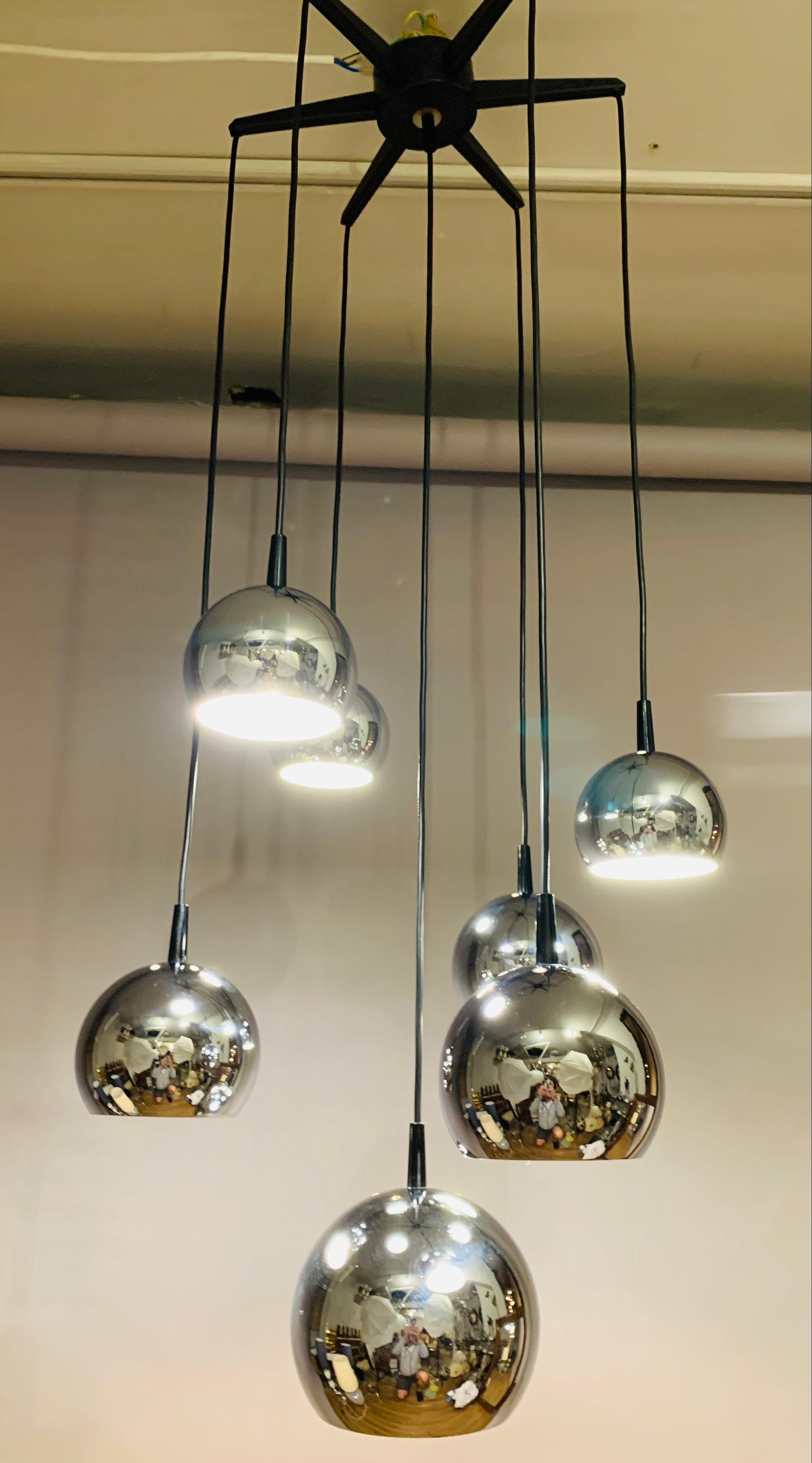1970s Mid Century Space Age 7 Chrome Ball Cascading Globe Hanging Ceiling Light In Good Condition In London, GB