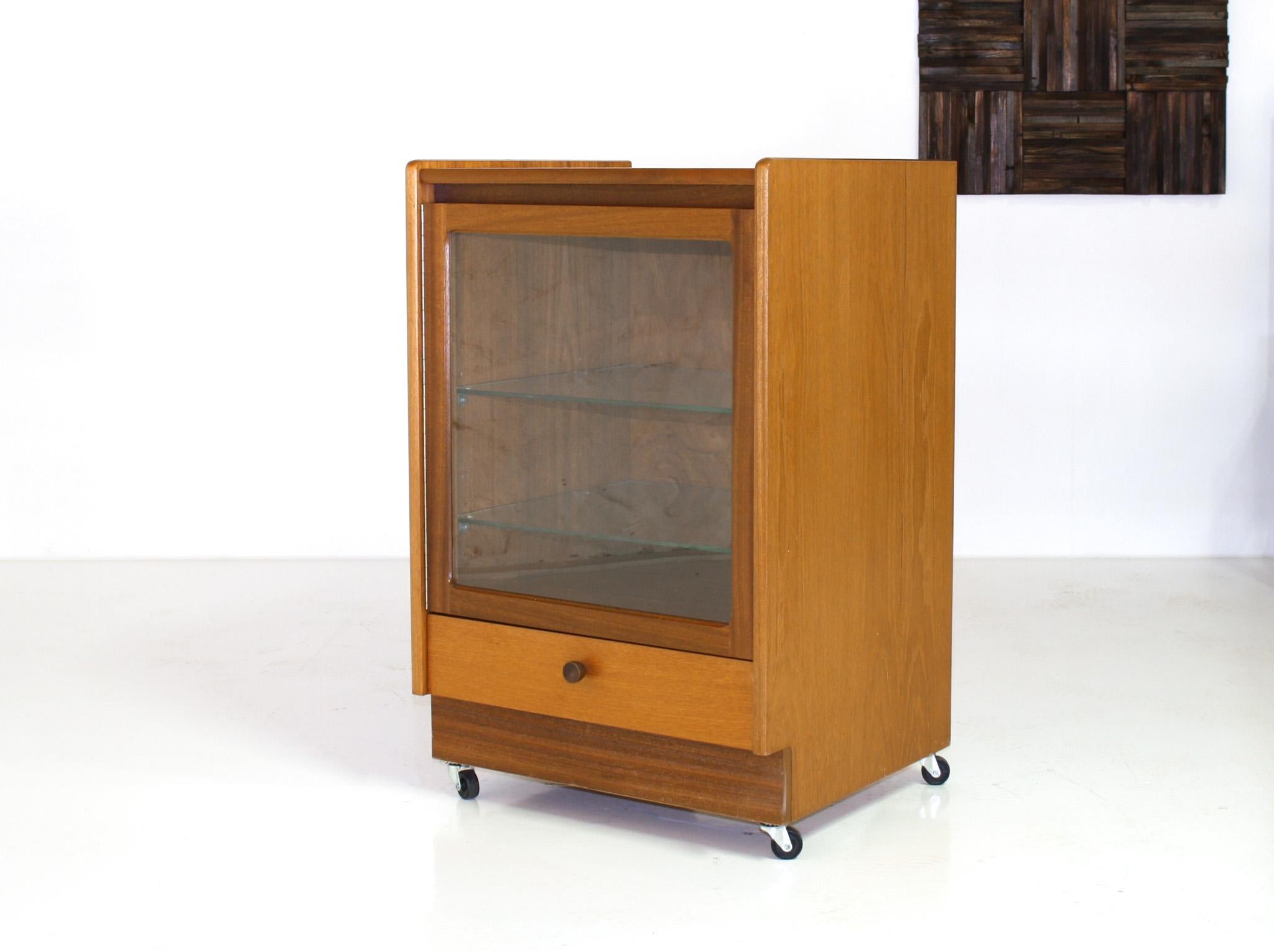 A very well made Mid Century modern Teak HiFi Cabinet by quality maker Parker Knoll, suitable for vinyl record player, decks and amps.
A lovely piece in very good original condition, the top opens for easy access to vinyl record player.  It has