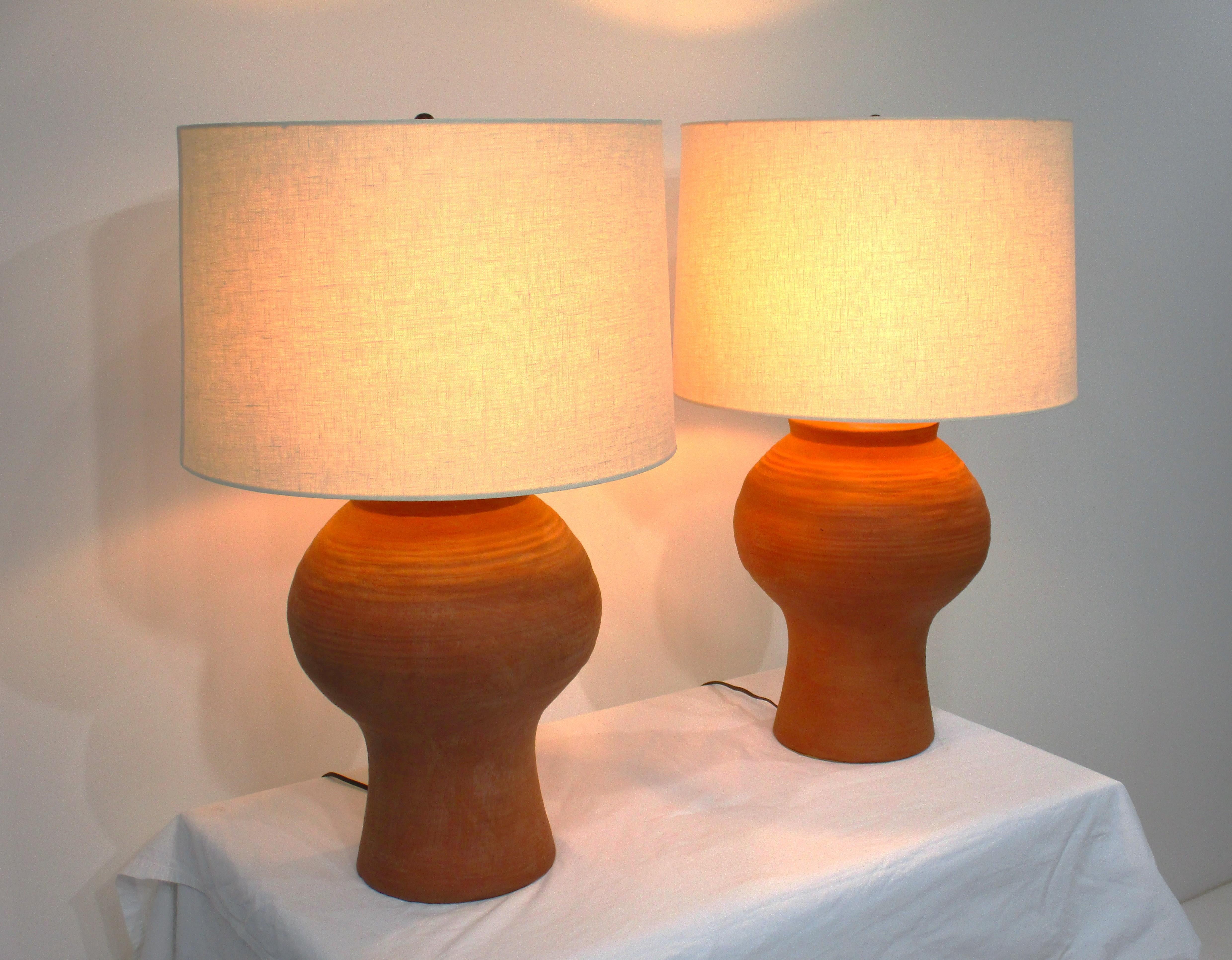 1970's Mid Century Terracotta Keramik Tischlampen (Moderne der Mitte des Jahrhunderts) im Angebot