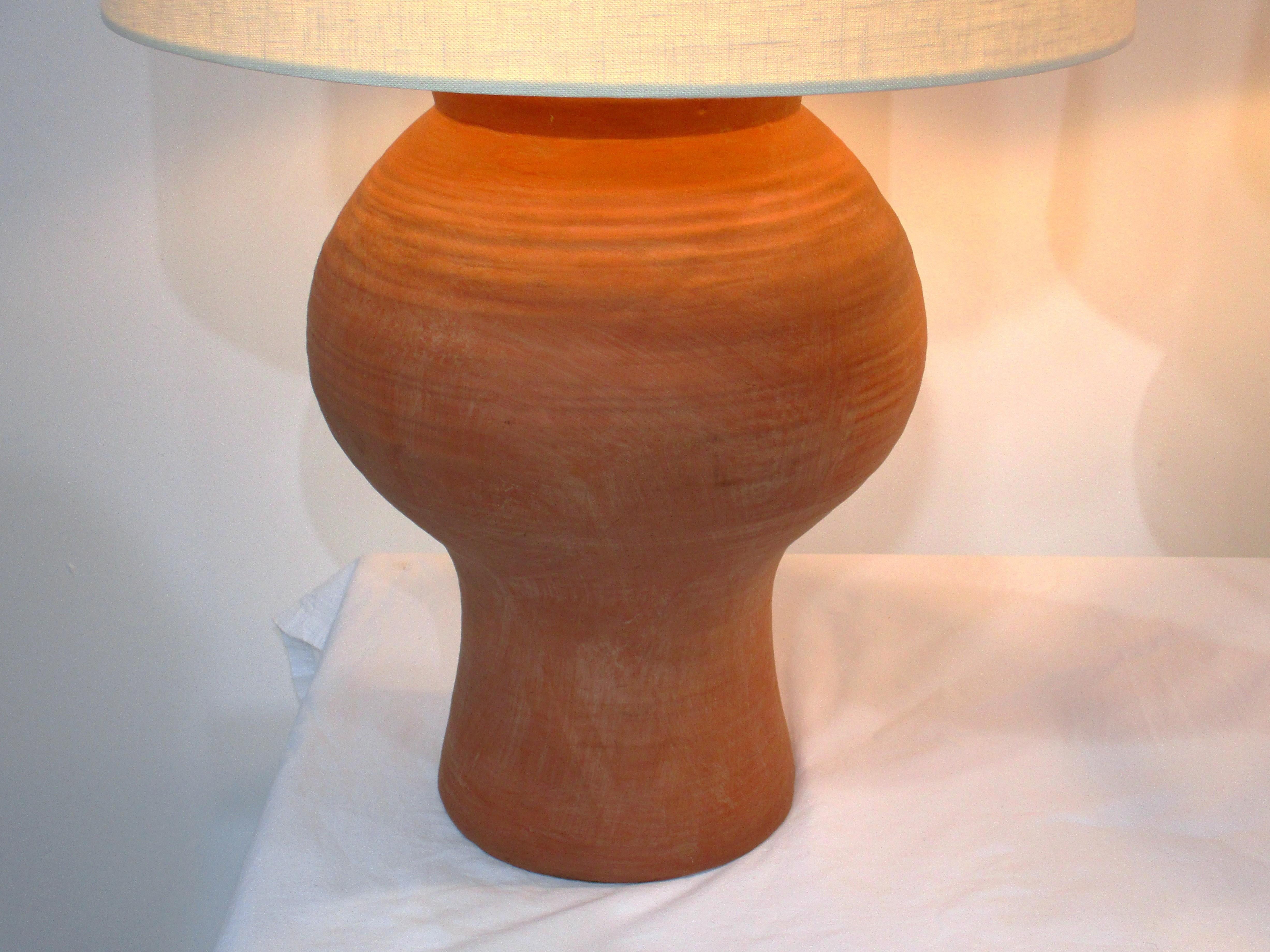 1970's Mid Century Terracotta Keramik Tischlampen (Töpferwaren) im Angebot