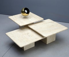 Set di 3 tavolini da cocktail in marmo travertino degli anni '70 (stile Mid-Century), altezze regolabili
