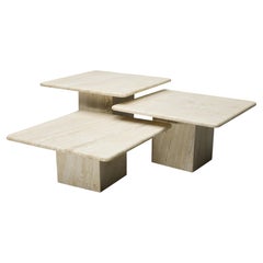 Set di 3 tavolini da cocktail in marmo travertino degli anni '70 (stile Mid-Century), altezze regolabili