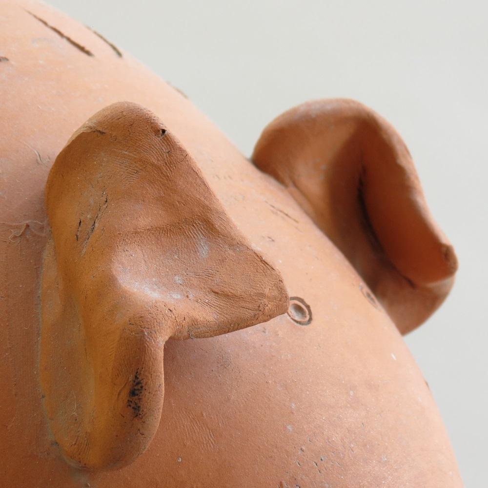 1970er Jahre Mid Century Sehr große Terrakotta Handmade Spardose Schwein im Angebot 1