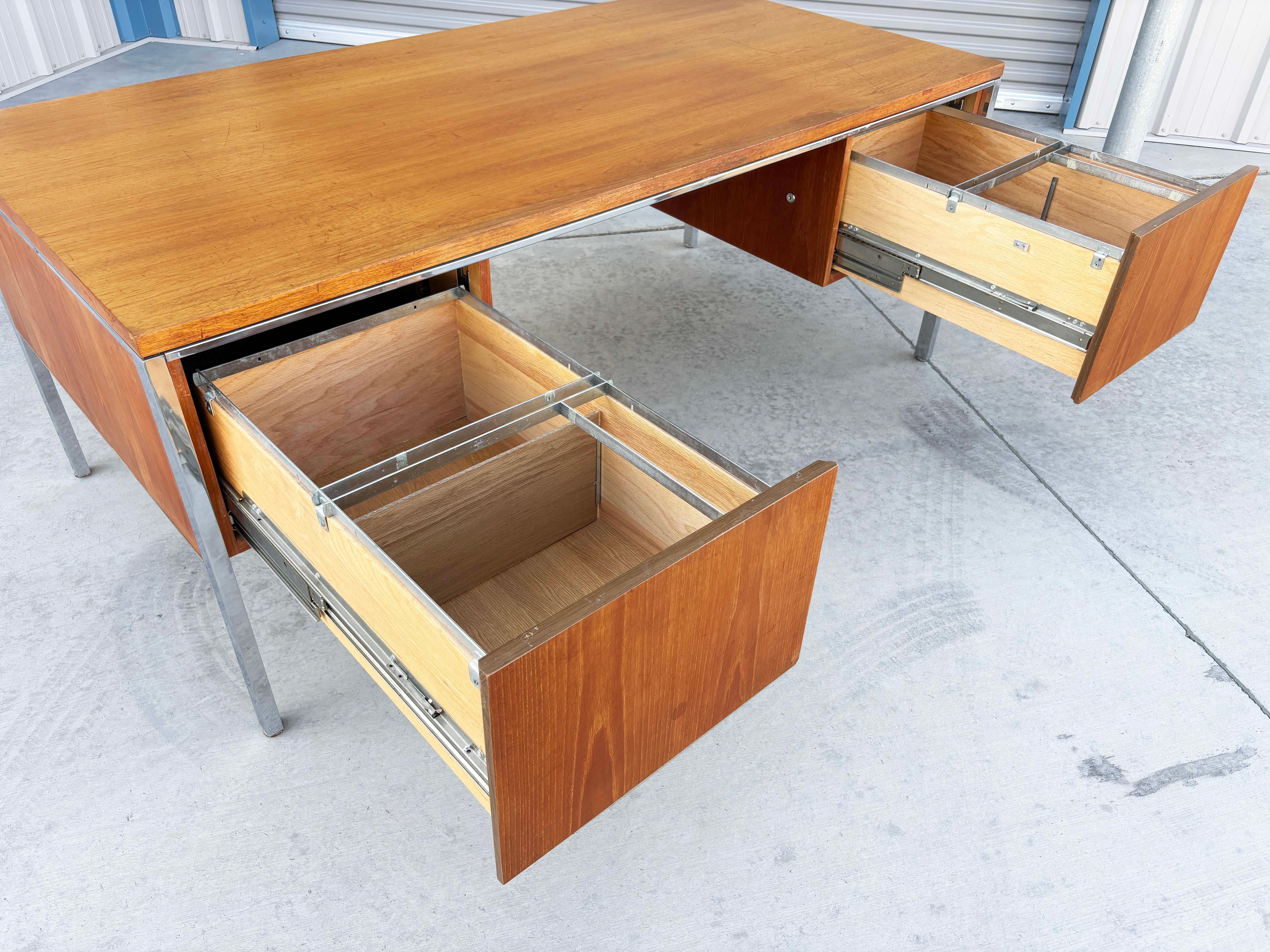 1970 Bureau de direction en noyer du milieu du siècle d'après Knoll en vente 3