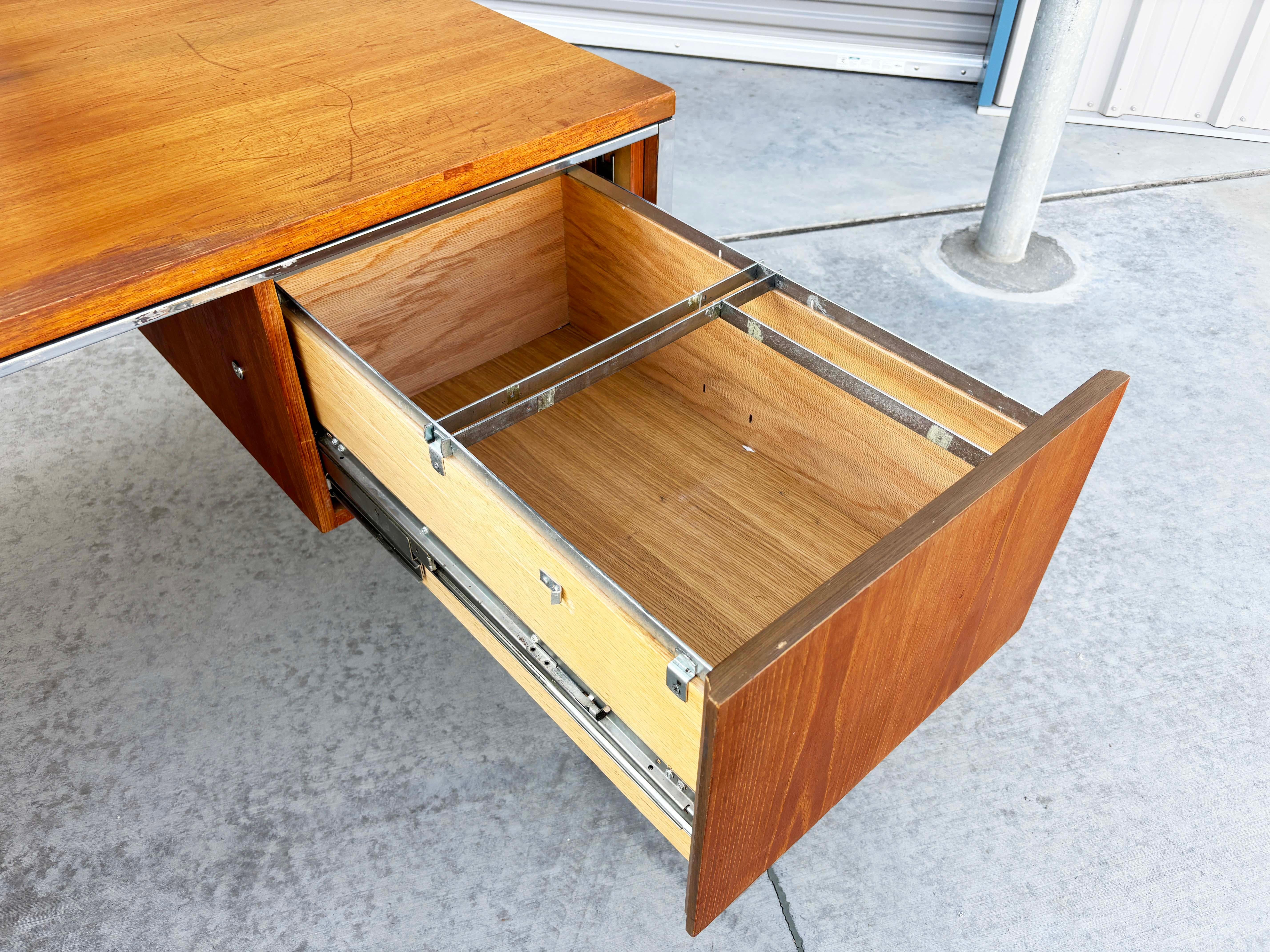 1970 Bureau de direction en noyer du milieu du siècle d'après Knoll en vente 4