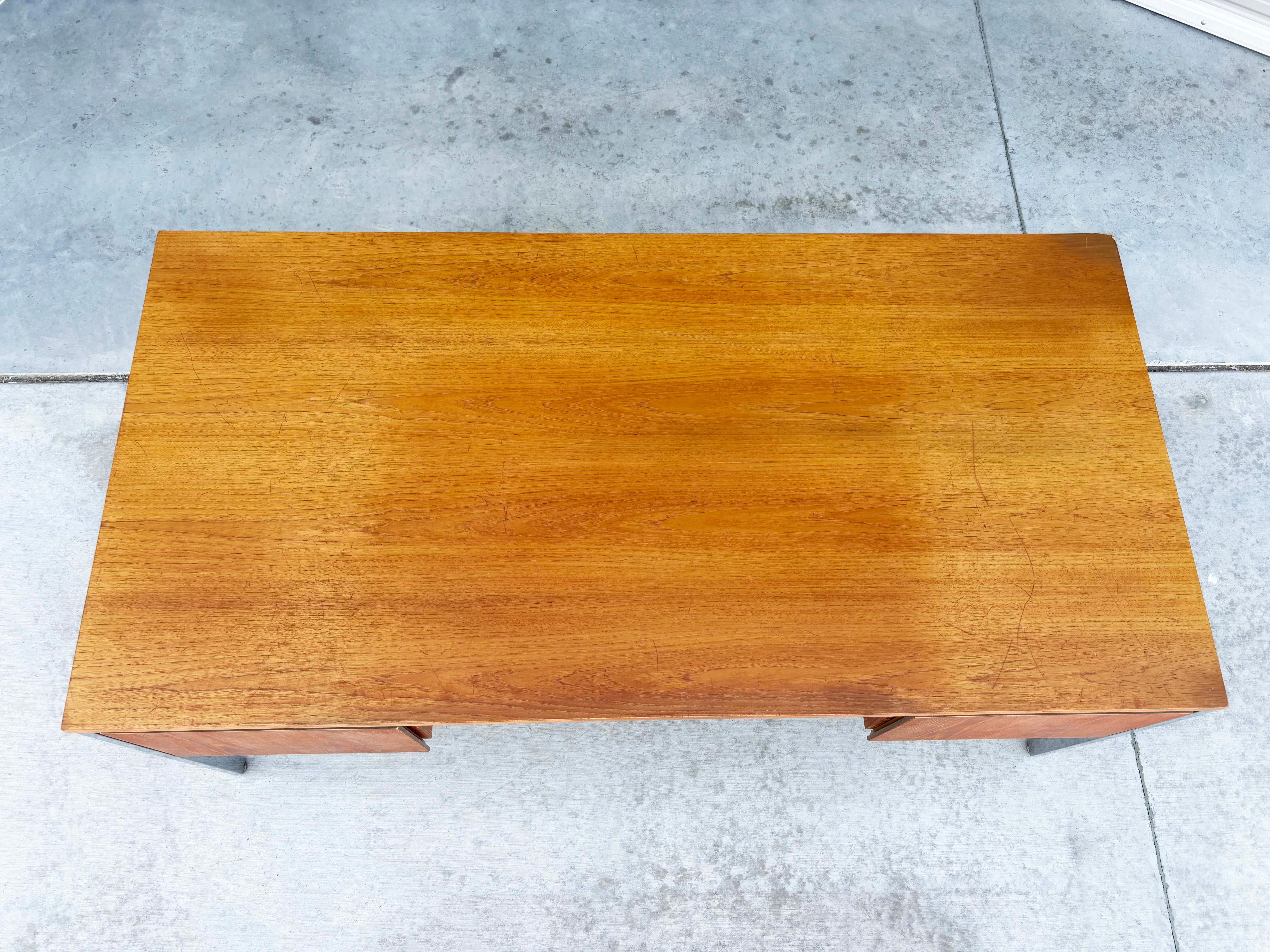 1970 Bureau de direction en noyer du milieu du siècle d'après Knoll en vente 5