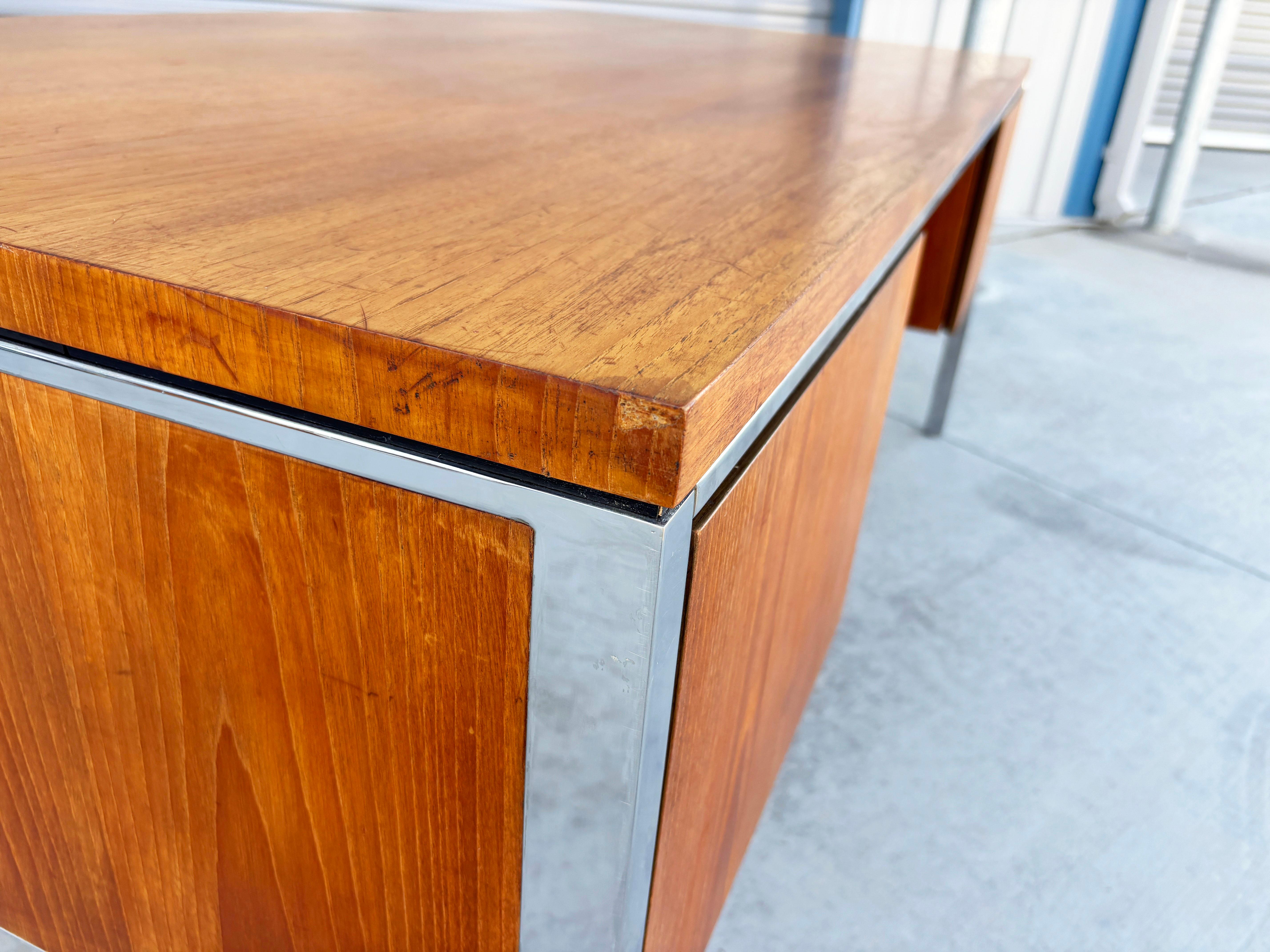 1970 Bureau de direction en noyer du milieu du siècle d'après Knoll en vente 6