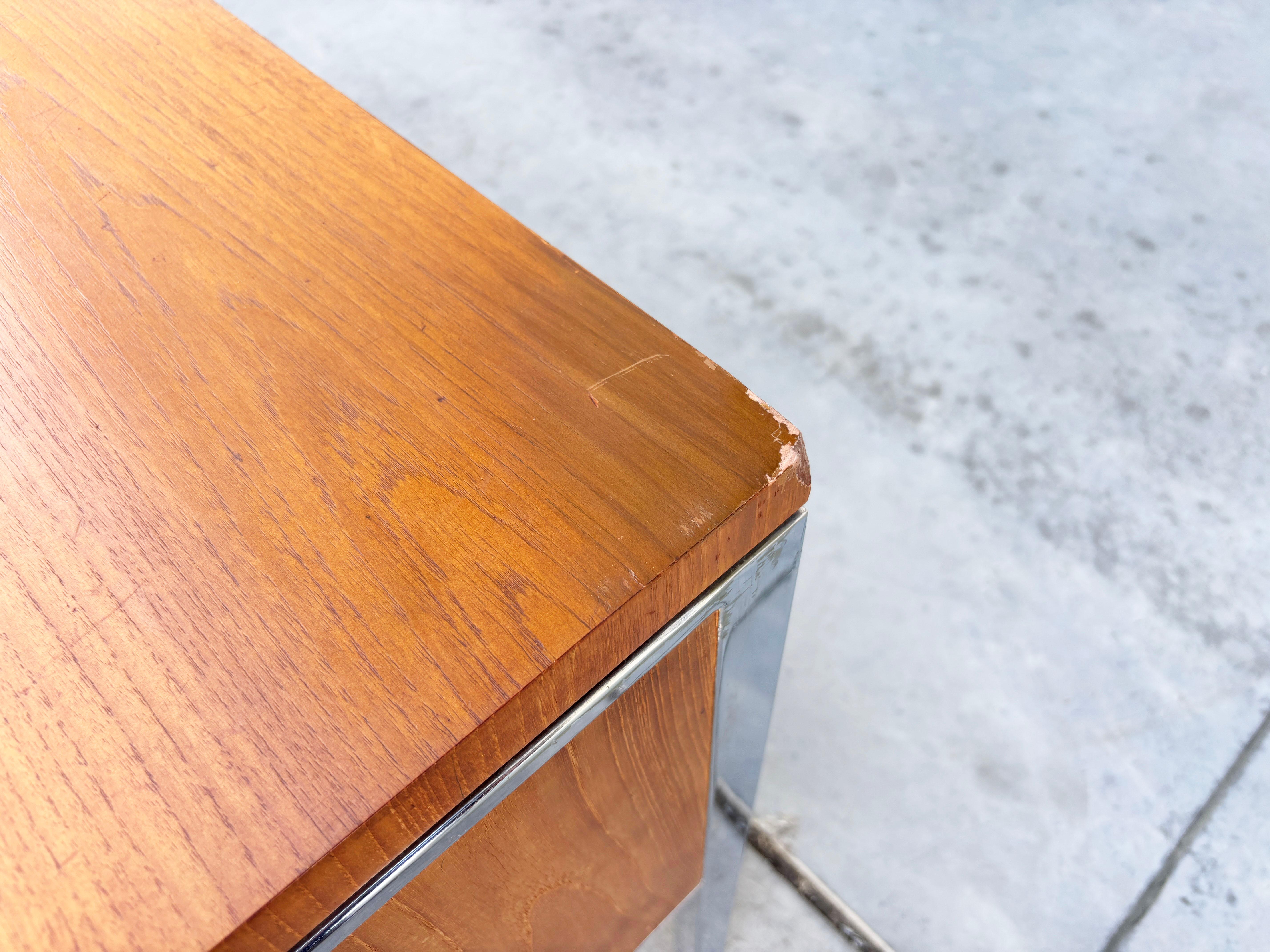 1970 Bureau de direction en noyer du milieu du siècle d'après Knoll en vente 7