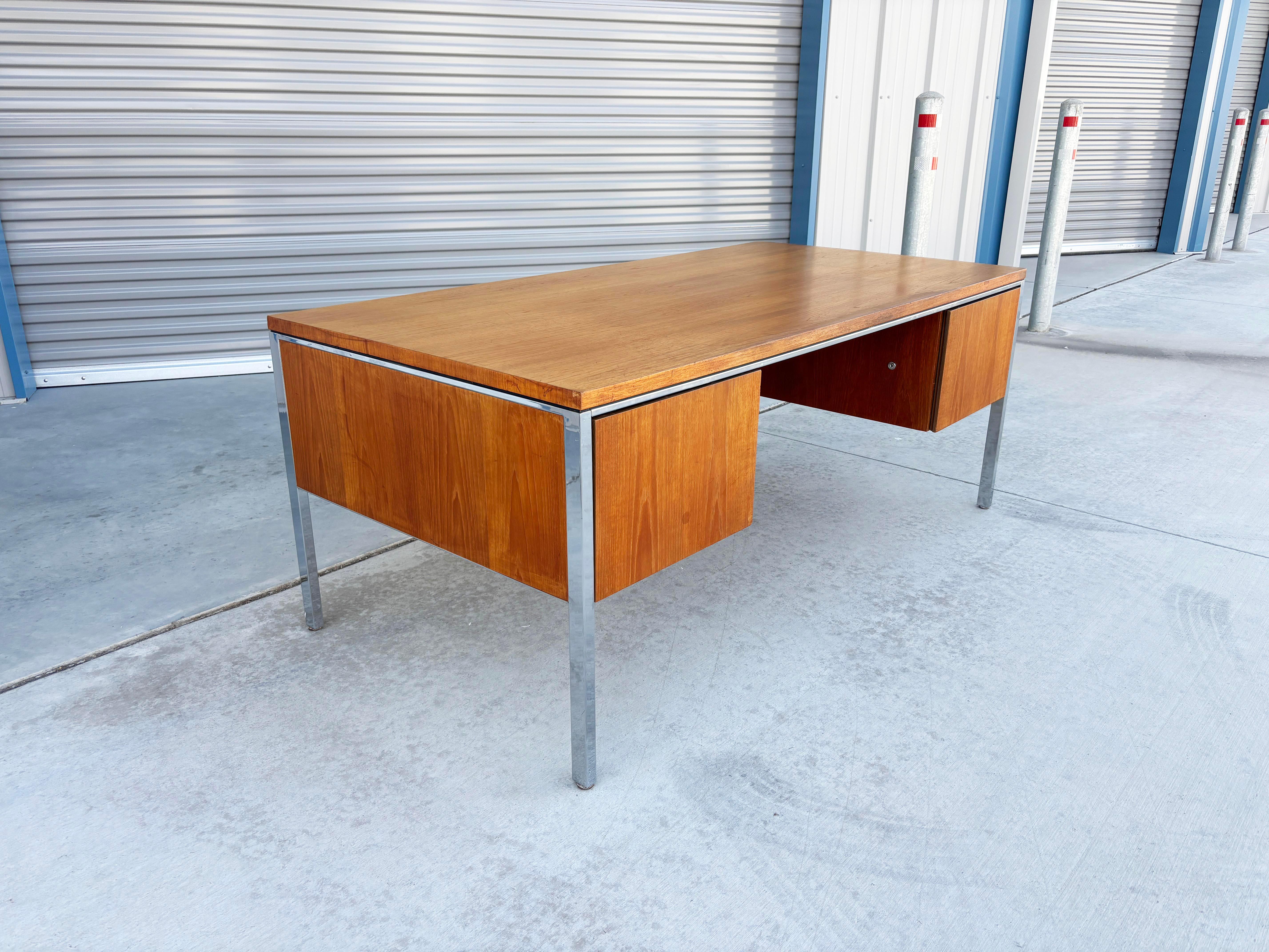 Mid-Century Modern 1970 Bureau de direction en noyer du milieu du siècle d'après Knoll en vente