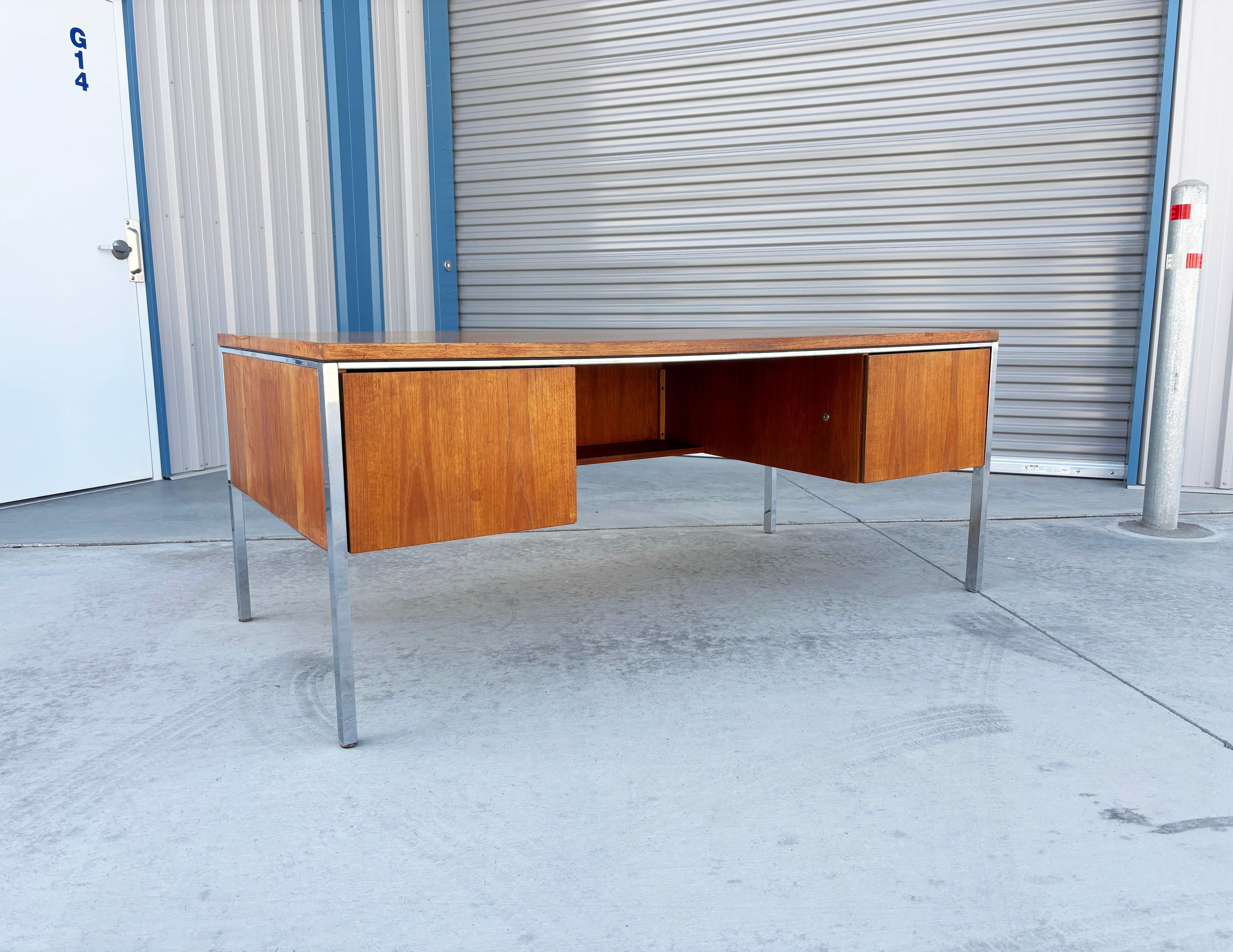 Américain 1970 Bureau de direction en noyer du milieu du siècle d'après Knoll en vente