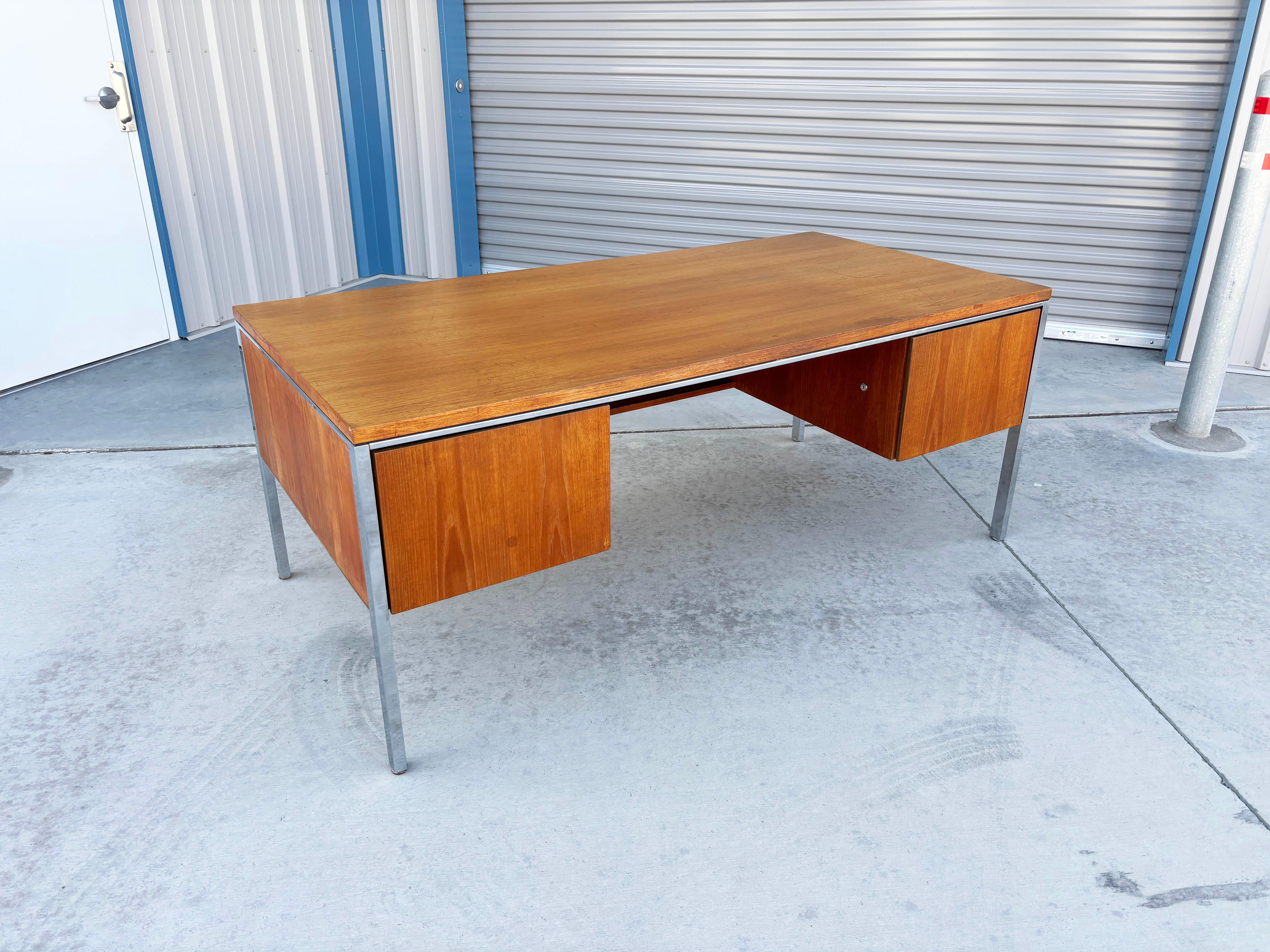 1970 Bureau de direction en noyer du milieu du siècle d'après Knoll Bon état - En vente à North Hollywood, CA