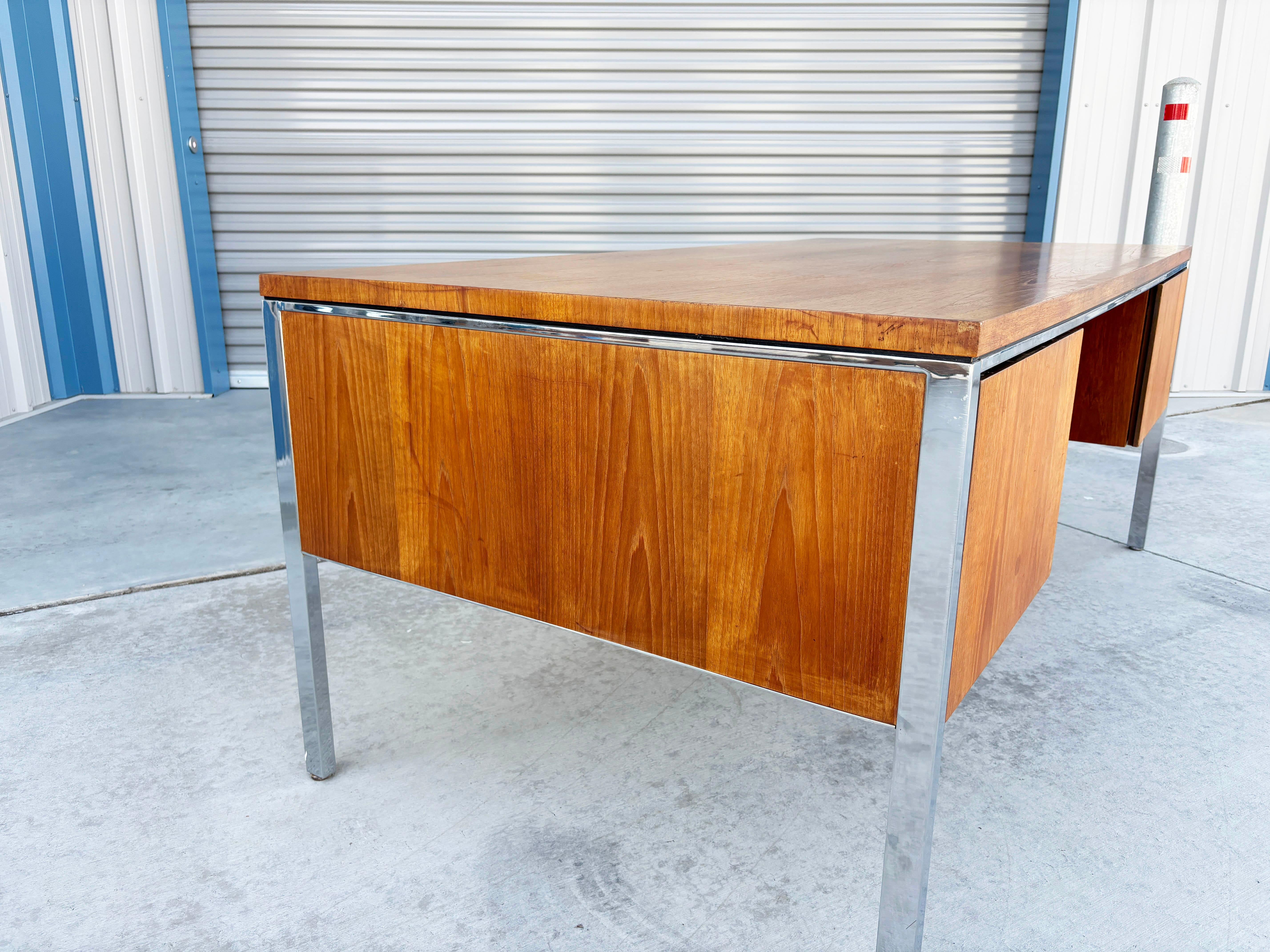 Fin du 20e siècle 1970 Bureau de direction en noyer du milieu du siècle d'après Knoll en vente