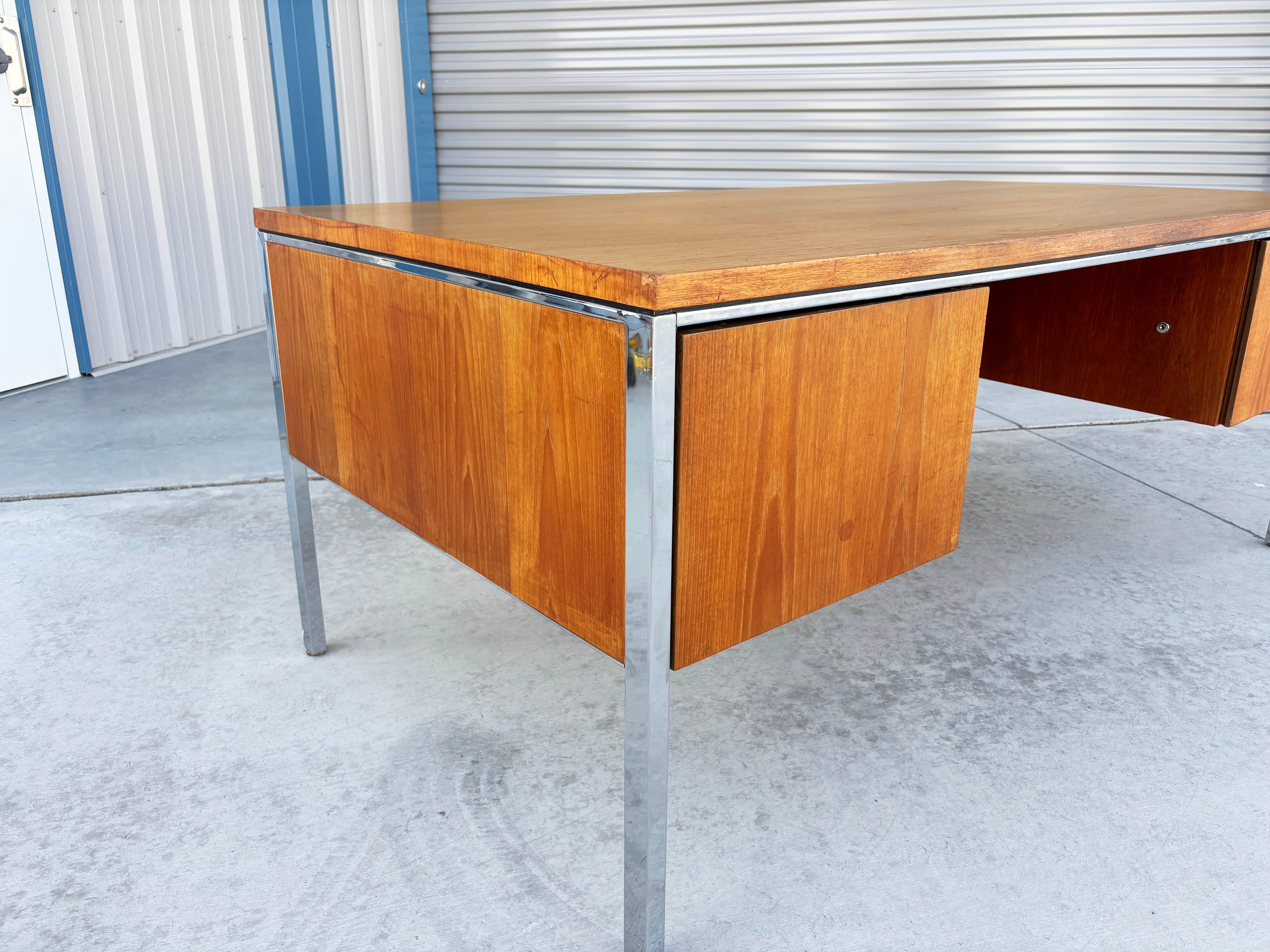 Chrome 1970 Bureau de direction en noyer du milieu du siècle d'après Knoll en vente